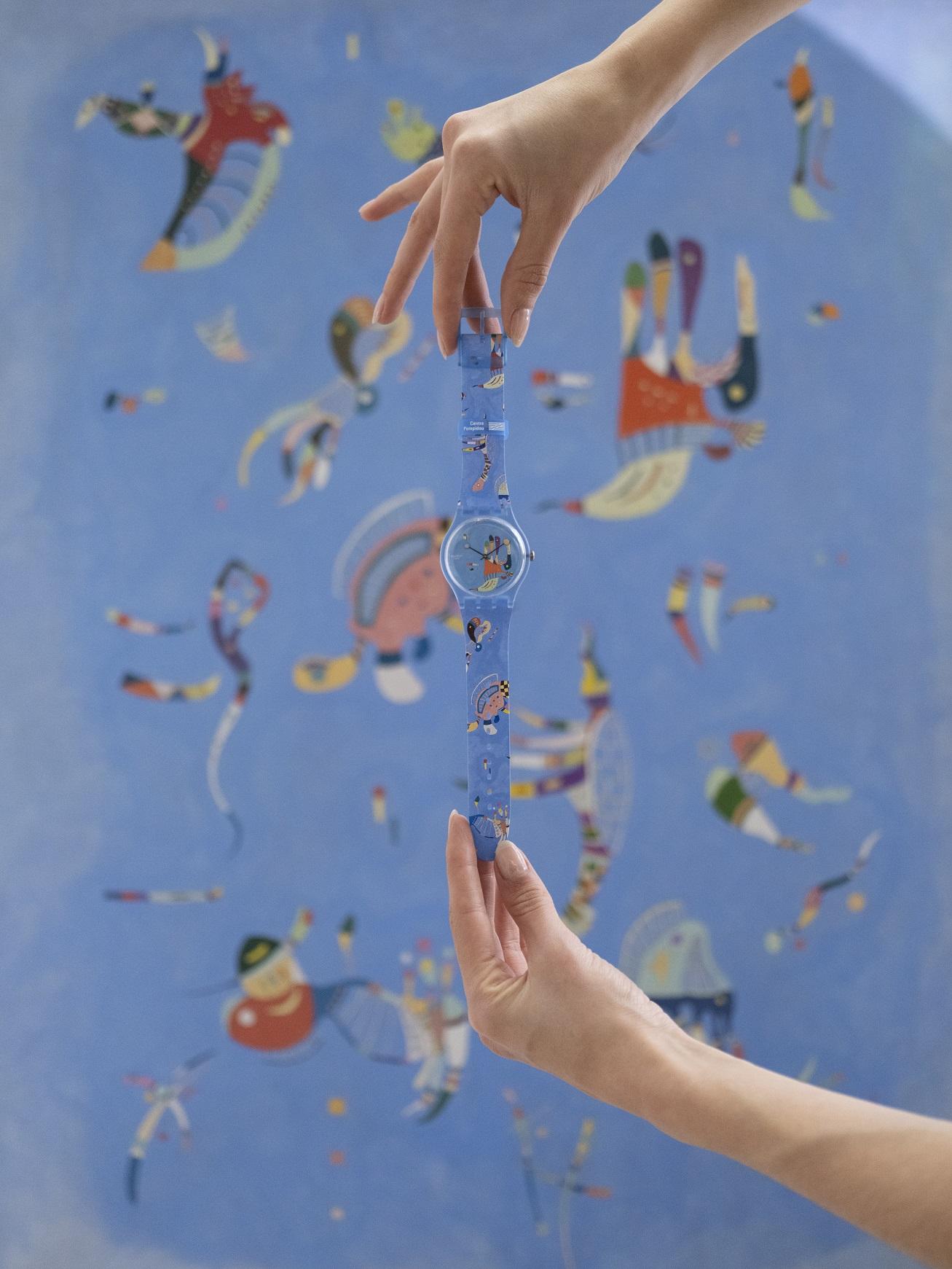 BLUE SKY, BY VASSILY KANDINSKY, THE WATCH $840 延續了藝術家對藍色的迷戀。Swatch在錶款設計中再現Kandinsky深邃且紋理分明的繪畫技術,並選用許多原畫中刻畫的有趣人物。