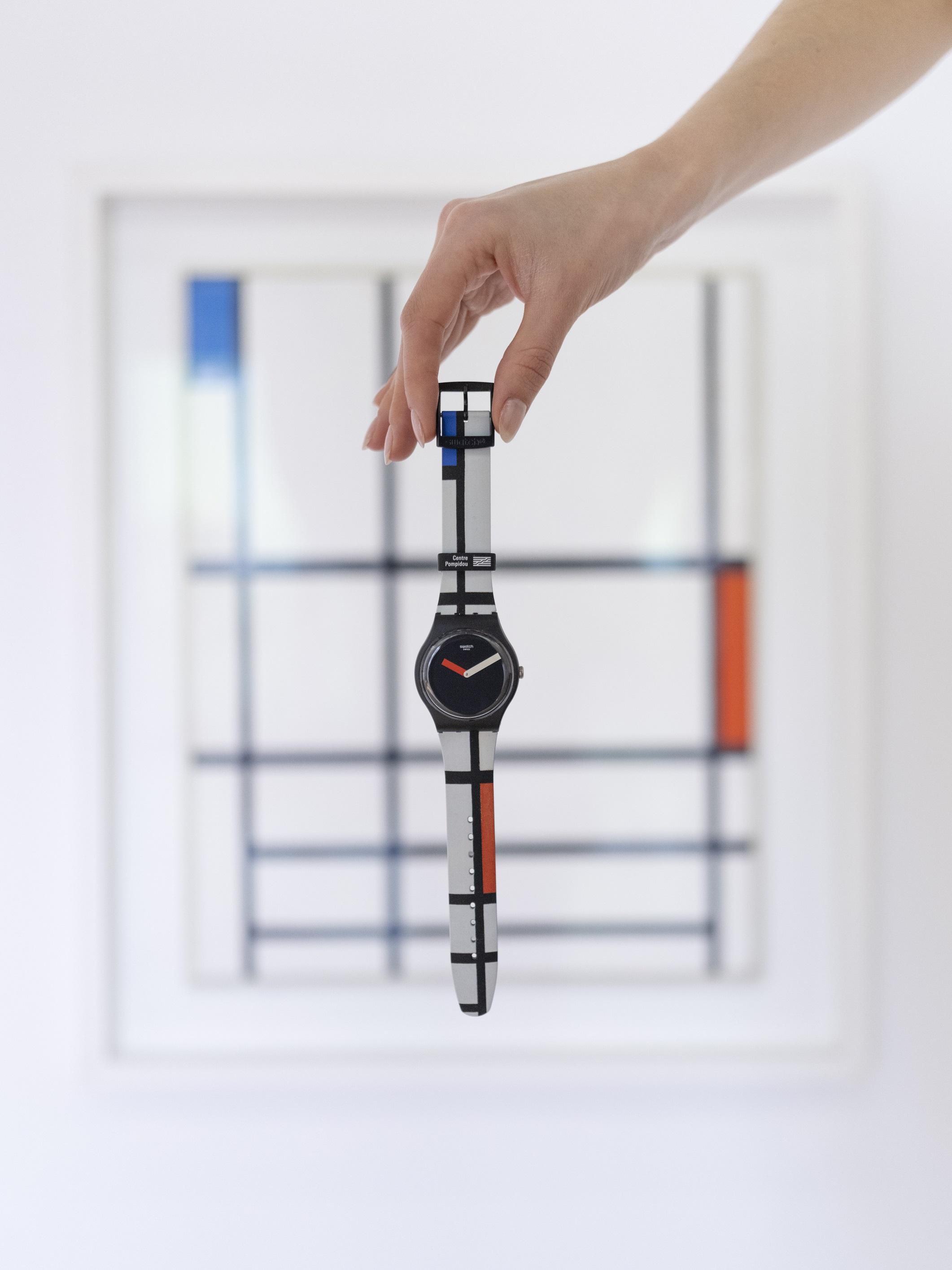 RED, BLUE AND WHITE BY PIET MONDRIAN, THE WATCH $840 向幾何抽象主義的創始人致敬,其影響在時尚、建築和設計領域最為顯著。Swatch在New Gent錶款上描繪出原藝術作品的準確色調,並配以啞光黑色錶盤和超大號指針。