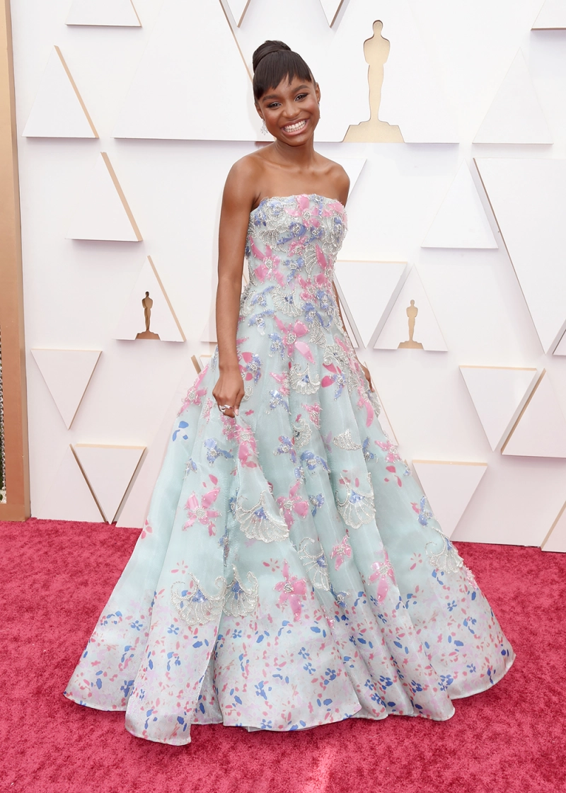 Saniyya Sidney身穿Armani Privé禮服,淺色碎花充滿春日感覺。