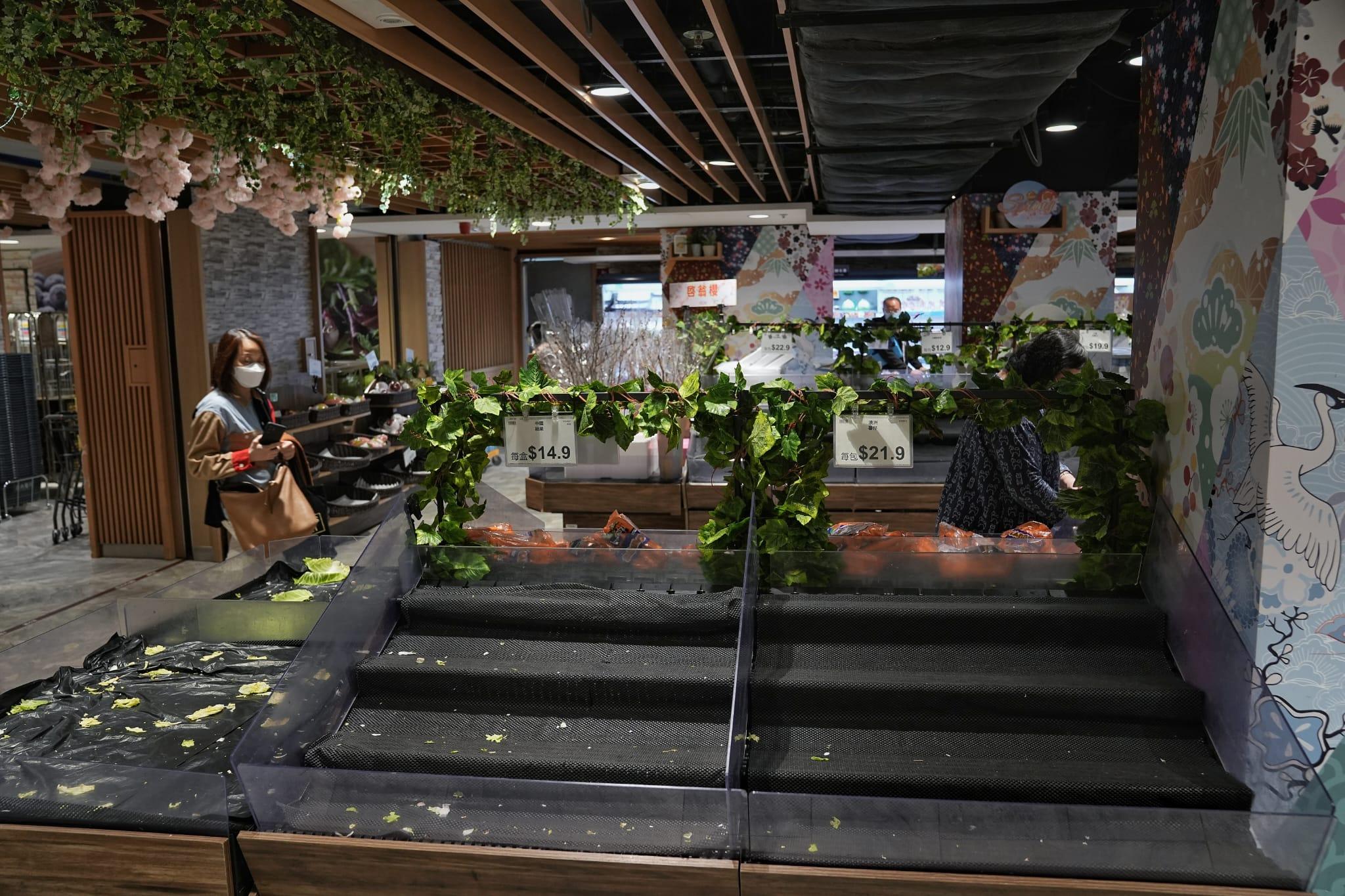 多區超市的食物被搶購一空。(夏家朗攝)