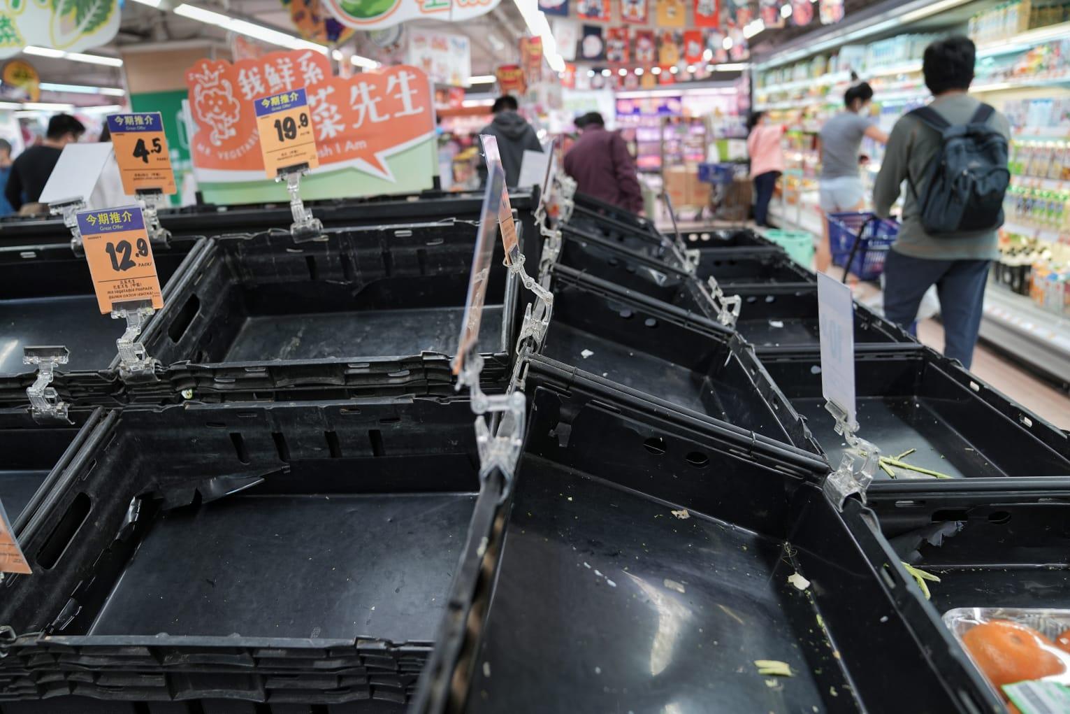多區超市的食物被搶購一空。(夏家朗攝)