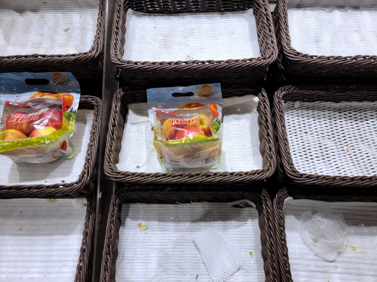 政府擬禁足的消息一出,市民隨即搶購食物及日用品。(林俊源攝)