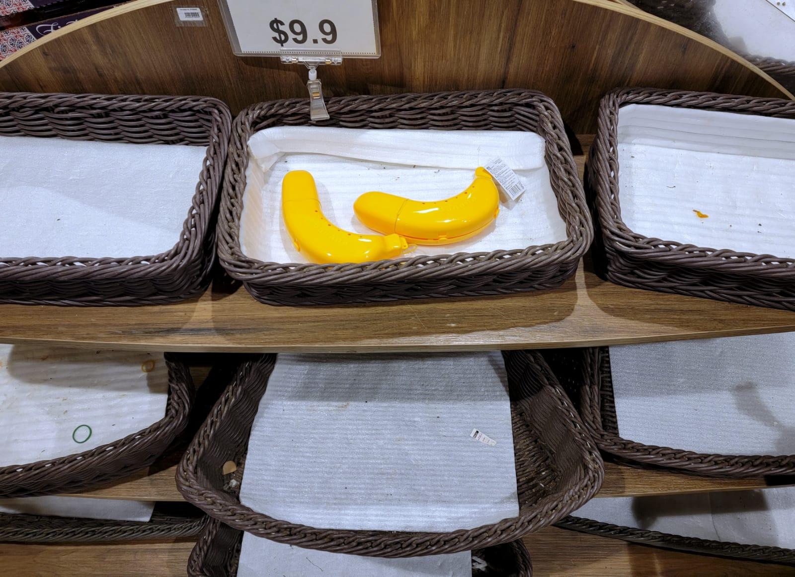 政府擬禁足的消息一出,市民隨即搶購食物及日用品。(林俊源攝)