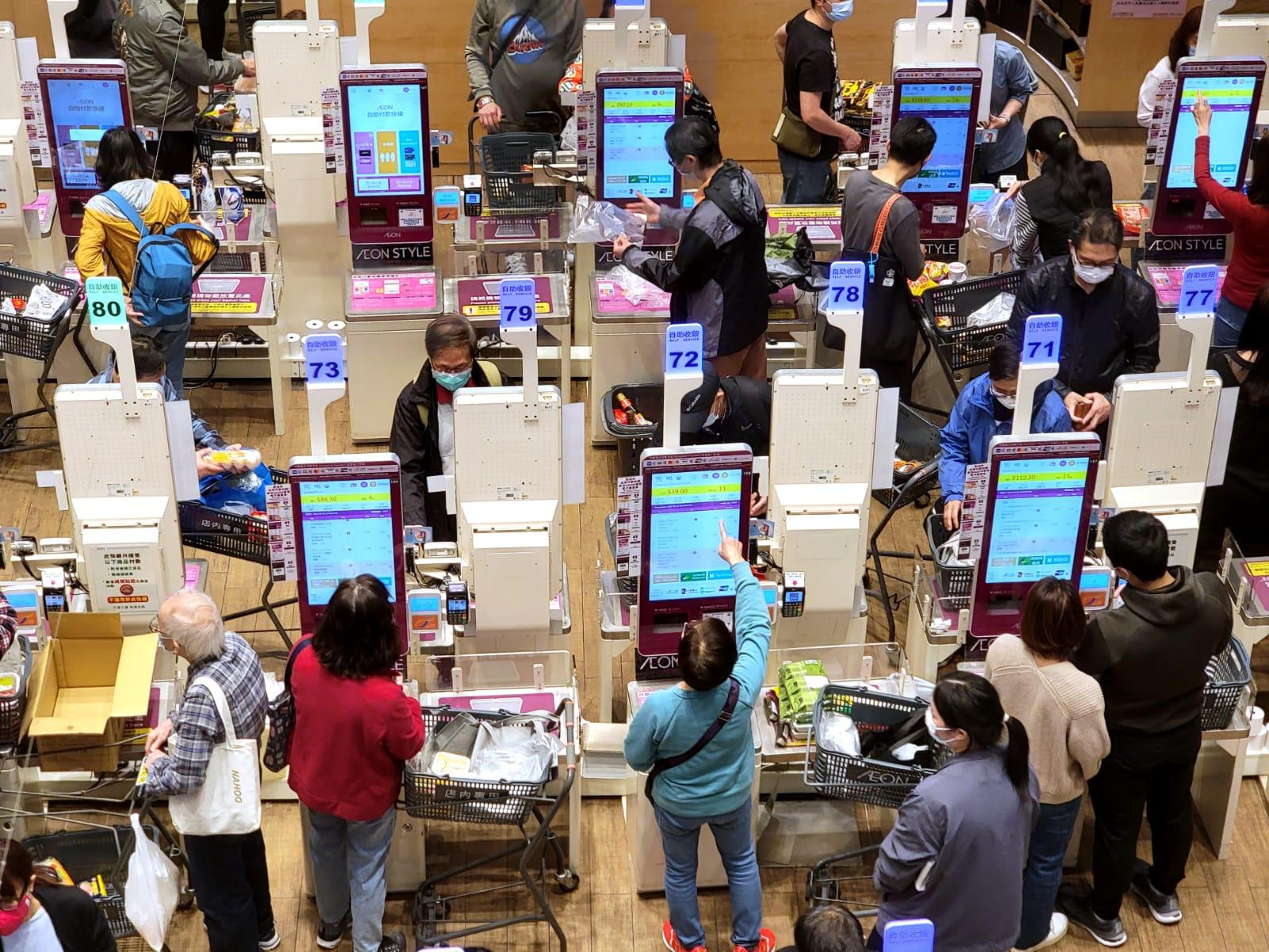 政府擬禁足的消息一出,市民隨即搶購食物及日用品。(林俊源攝)