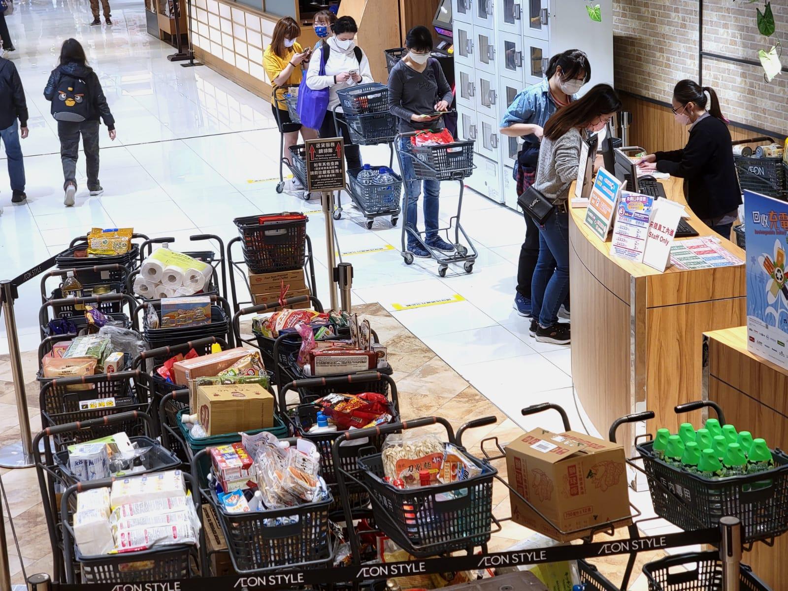 政府擬禁足的消息一出,市民隨即搶購食物及日用品。(林俊源攝)