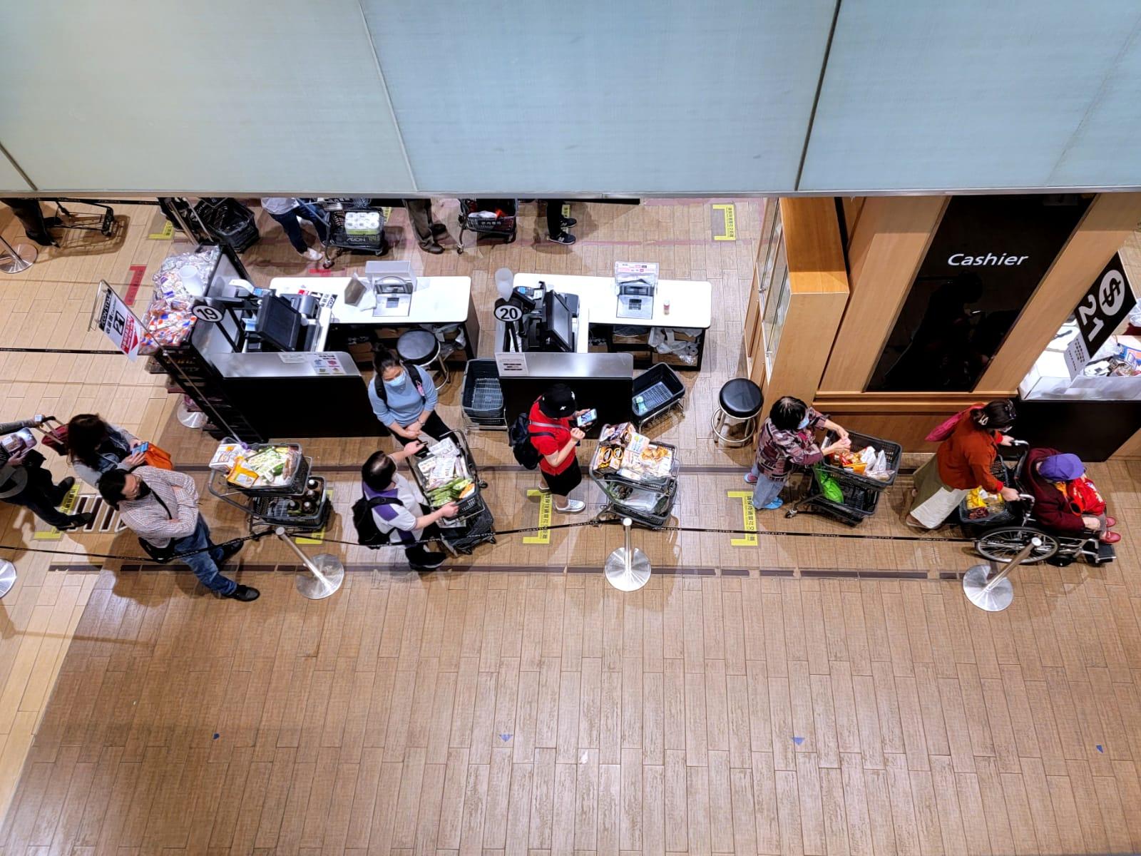 政府擬禁足的消息一出,市民隨即搶購食物及日用品。(林俊源攝)