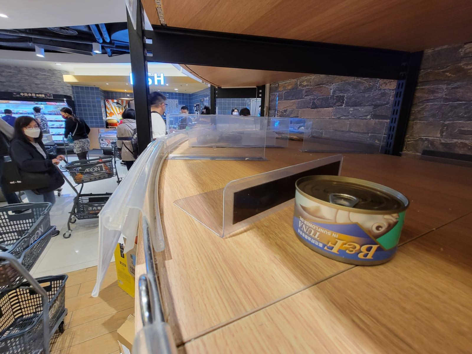 政府擬禁足的消息一出,市民隨即搶購食物及日用品。(林俊源攝)