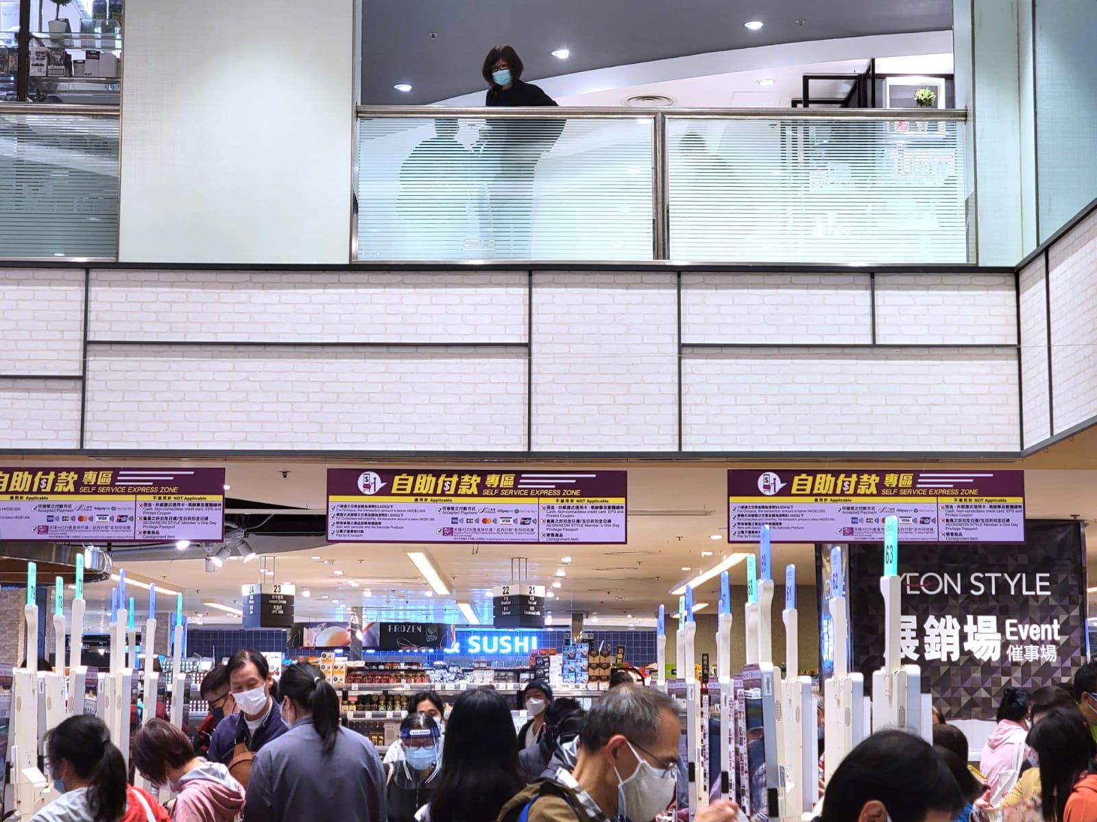 政府擬禁足的消息一出,市民隨即搶購食物及日用品。(林俊源攝)