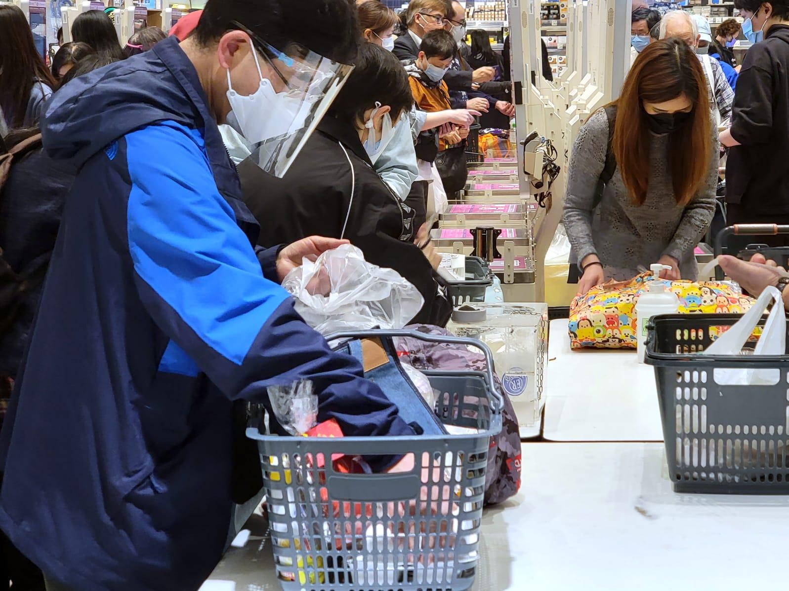 政府擬禁足的消息一出,市民隨即搶購食物及日用品。(林俊源攝)