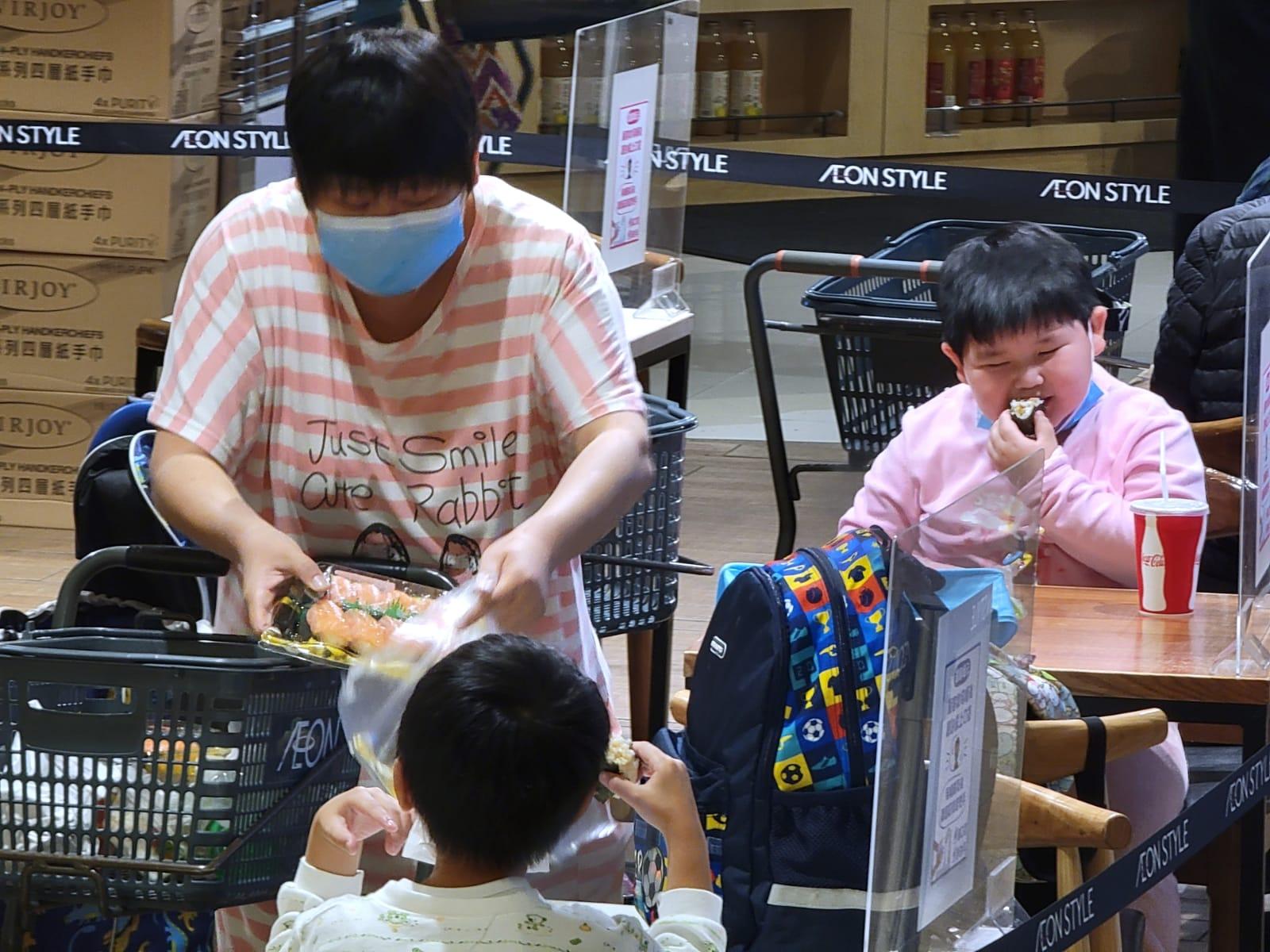 政府擬禁足的消息一出,市民隨即搶購食物及日用品。(林俊源攝)