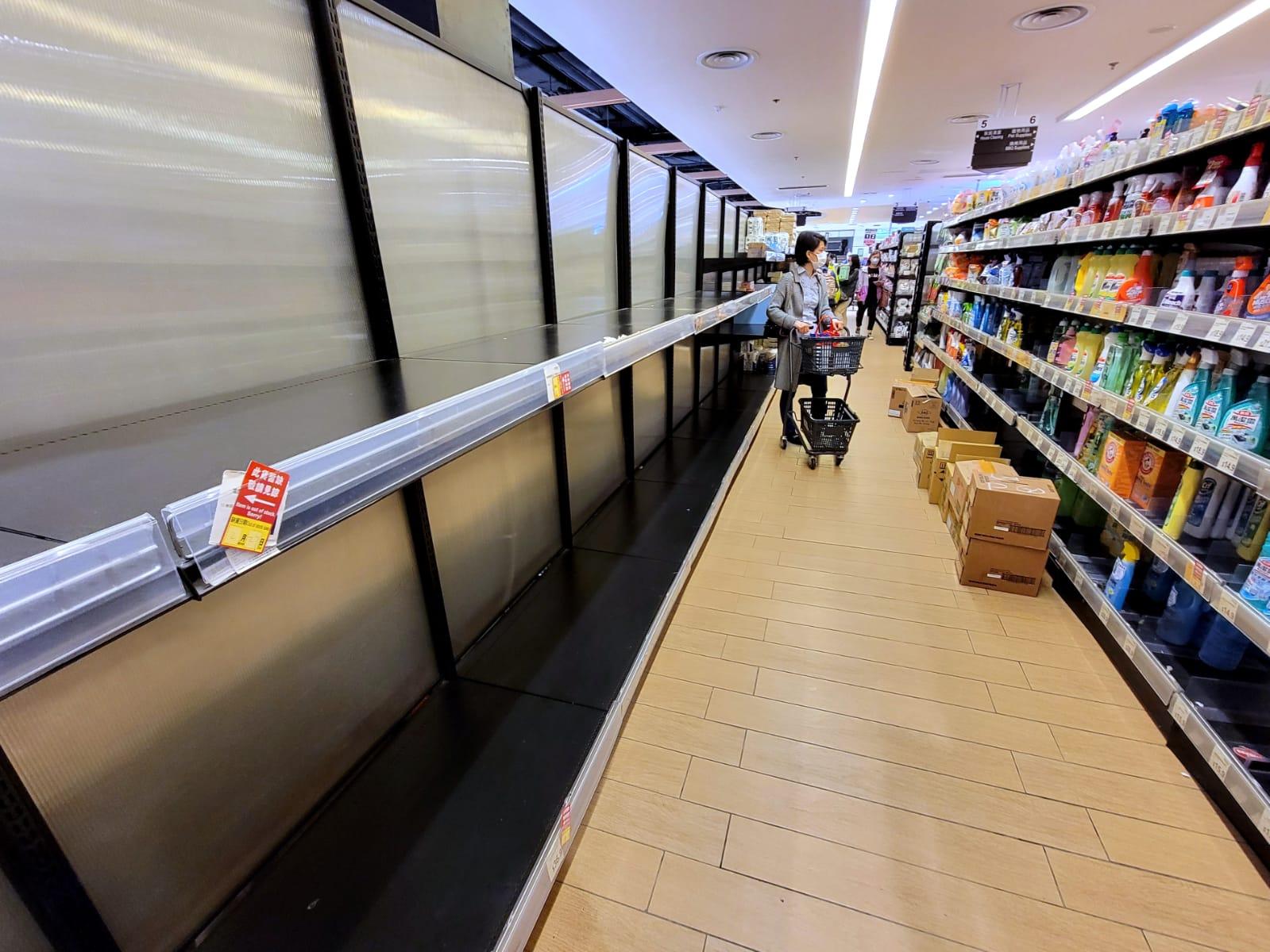 政府擬禁足的消息一出,市民隨即搶購食物及日用品。(林俊源攝)