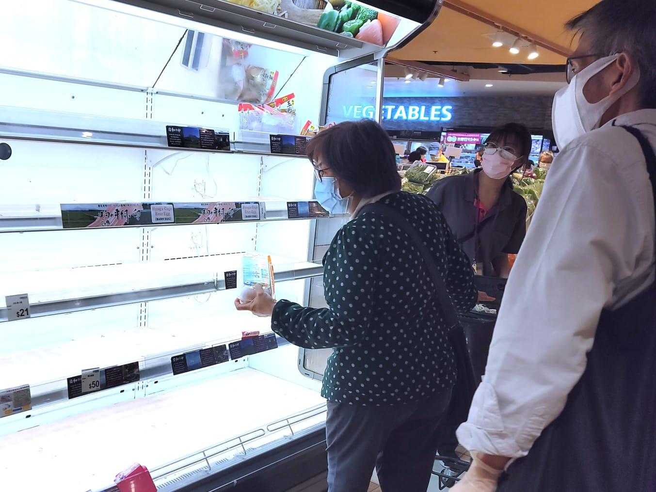 政府擬禁足的消息一出,市民隨即搶購食物及日用品。(林俊源攝)