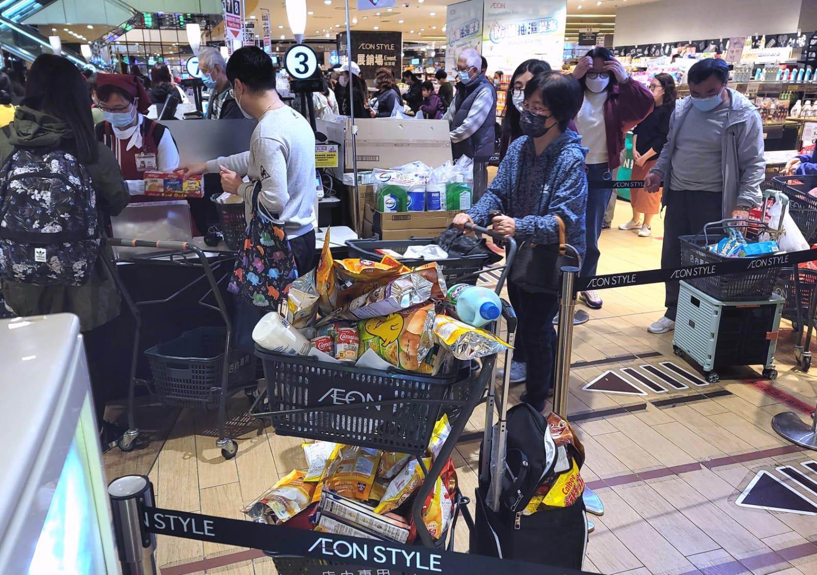 政府擬禁足的消息一出,市民隨即搶購食物及日用品。(林俊源攝)
