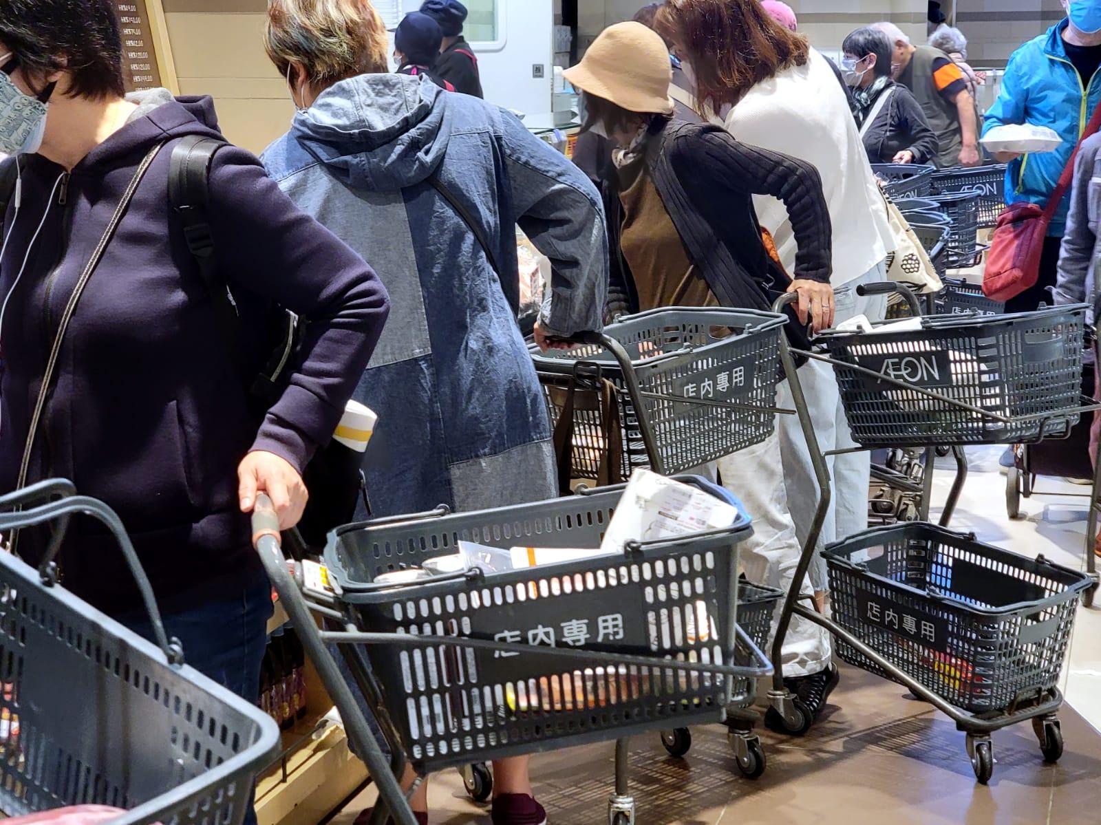 政府擬禁足的消息一出,市民隨即搶購食物及日用品。(林俊源攝)