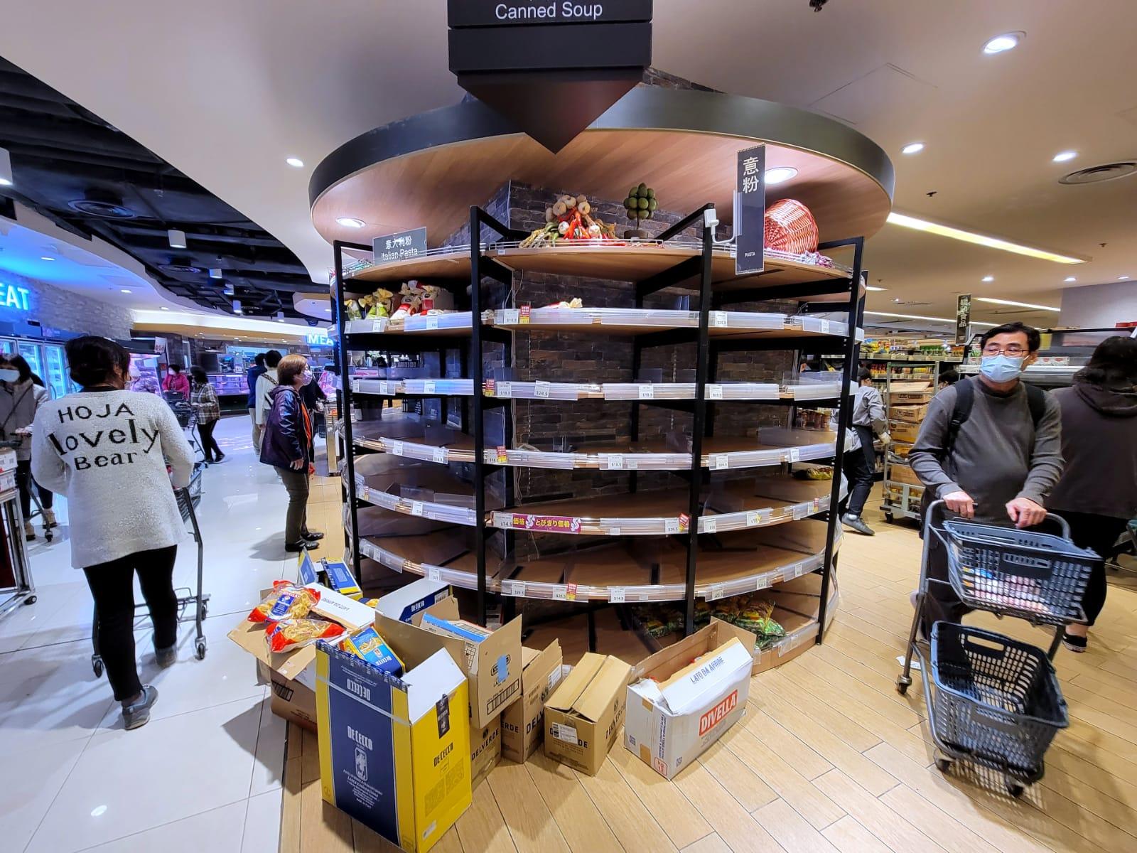 政府擬禁足的消息一出,市民隨即搶購食物及日用品。(林俊源攝)