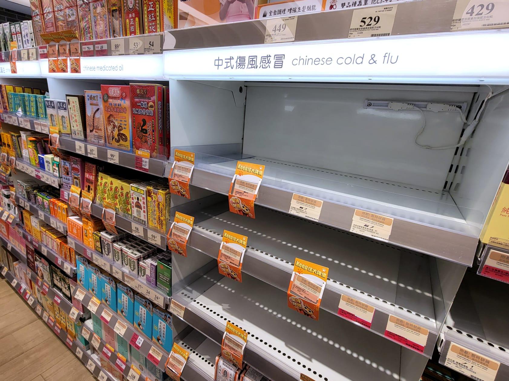 市民搶購必理痛等藥物。(林俊源攝)