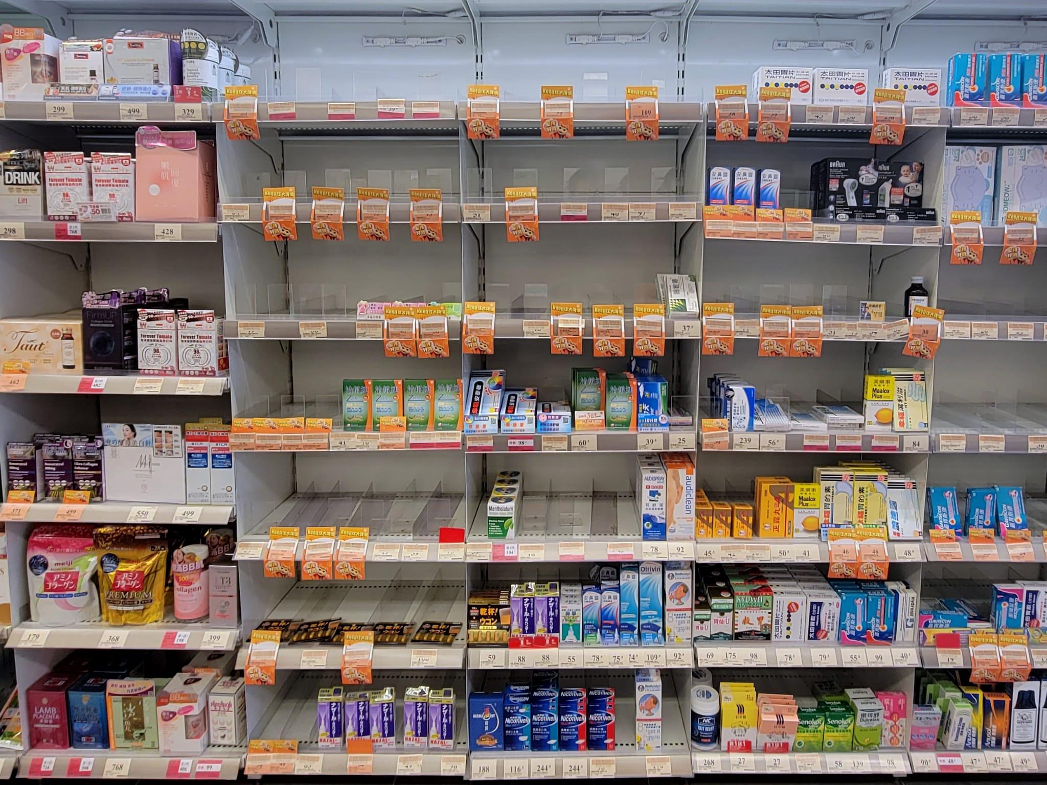 市民搶購必理痛等藥物。(資料圖片/林俊源攝)