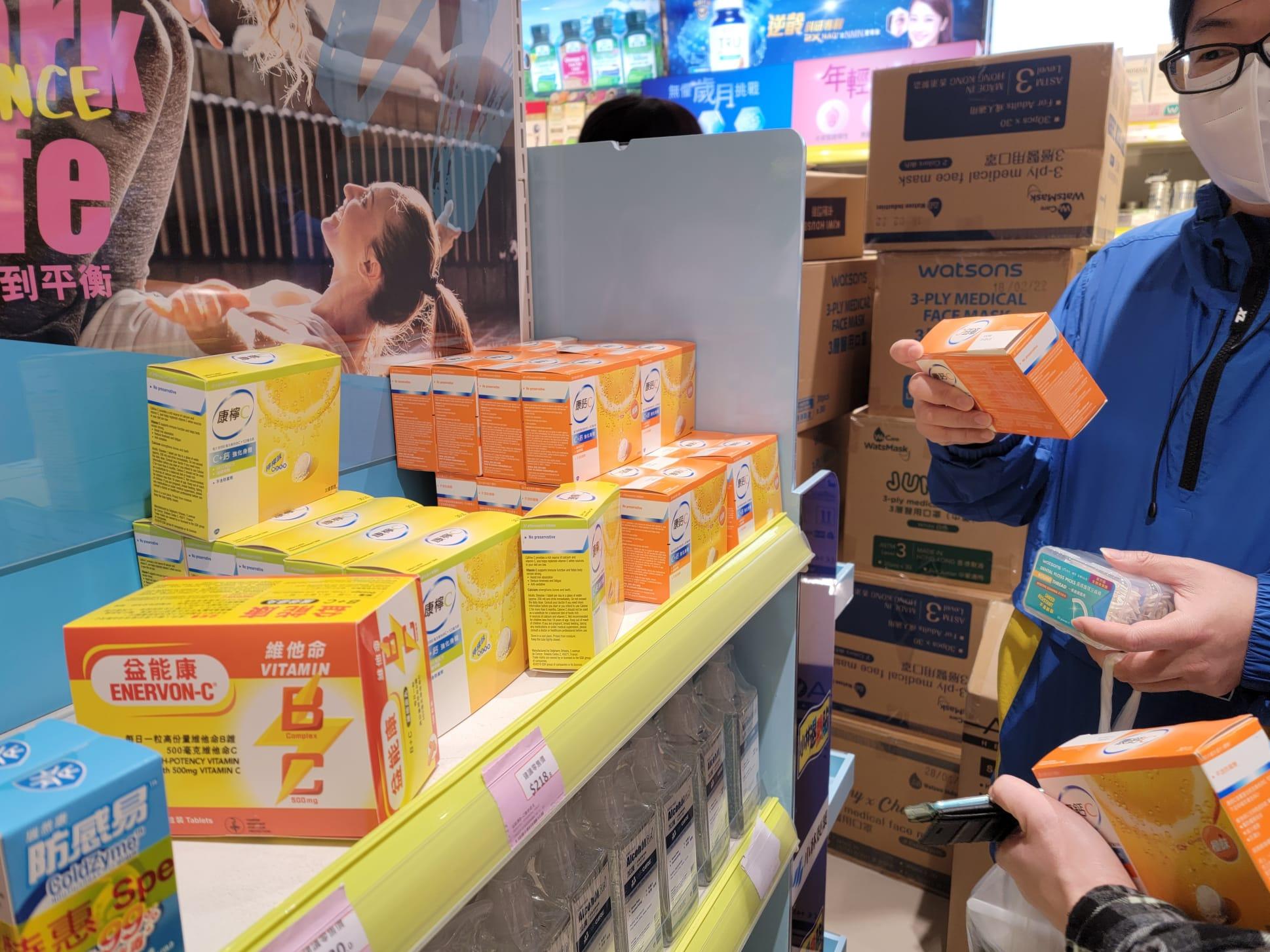 市民搶購必理痛等藥物。(林俊源攝)
