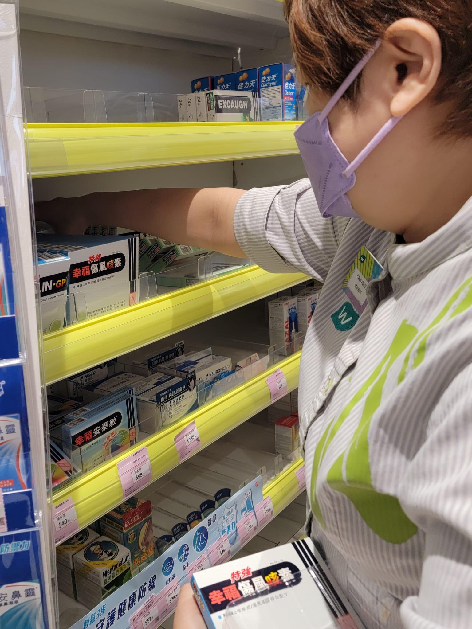 市民搶購必理痛等藥物。(林俊源攝)