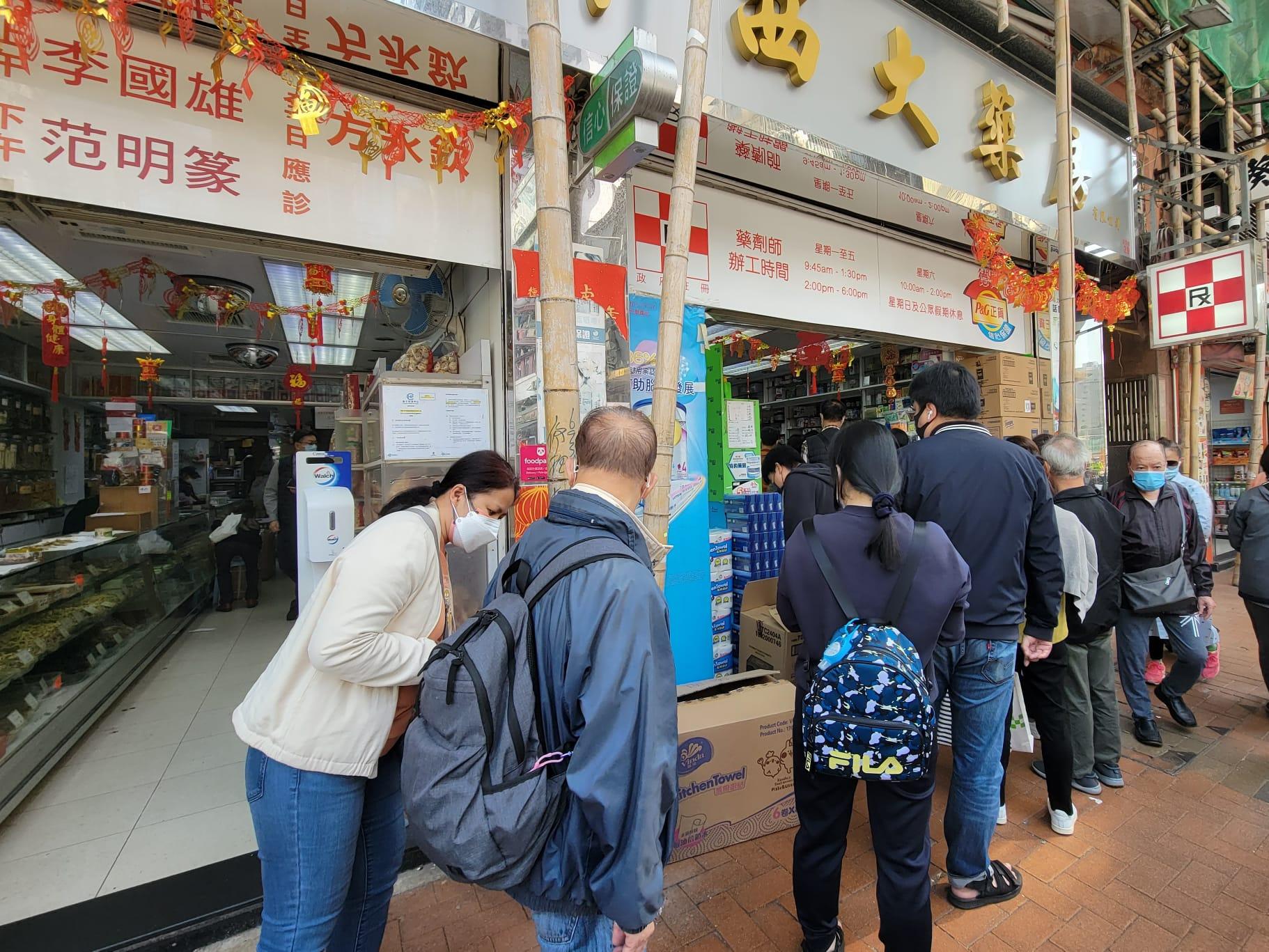 市民搶購必理痛等藥物。(林俊源攝)