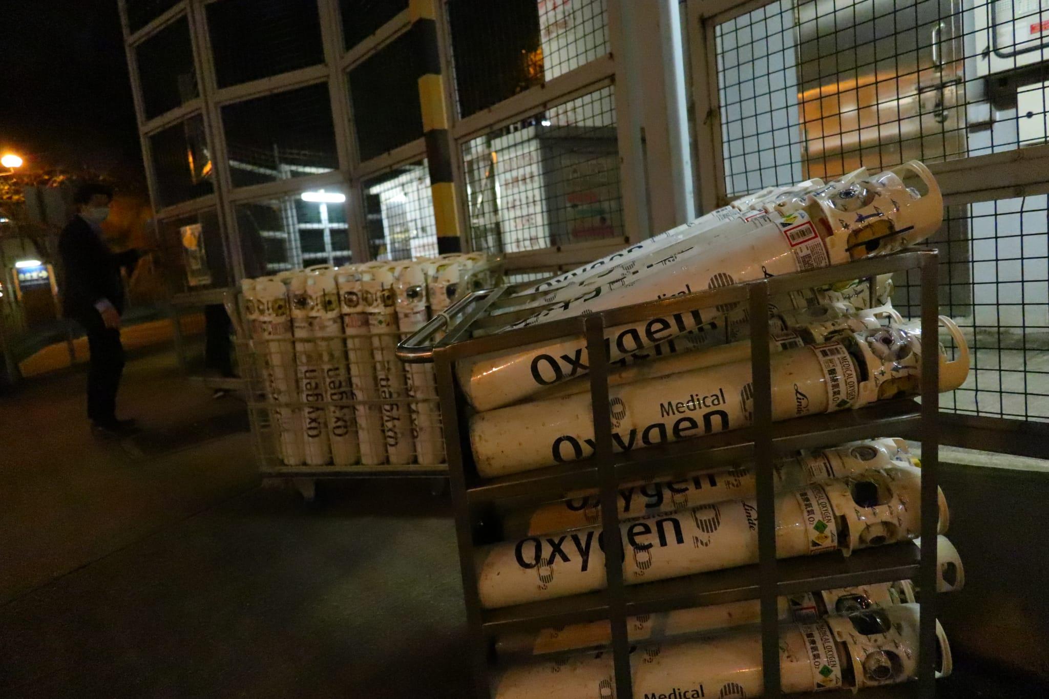 晚上有一批氧氣樽送抵伊利沙伯醫院。(鍾式明攝)