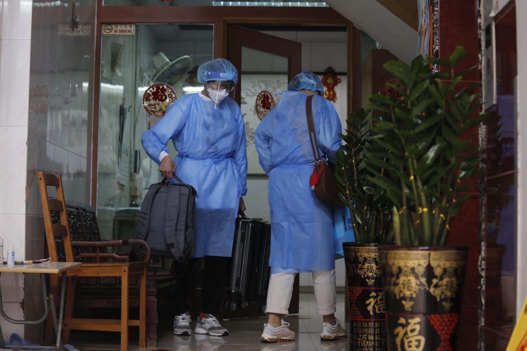 政府專家顧問袁國勇昨日到院舍協助打針。(資料圖片/林俊源攝)