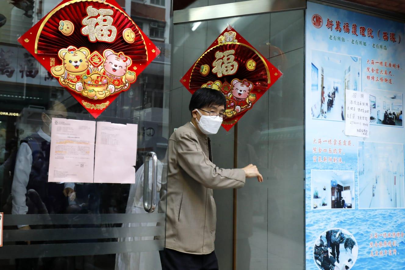 政府專家顧問袁國勇昨日到院舍協助打針。(資料圖片/林俊源攝)