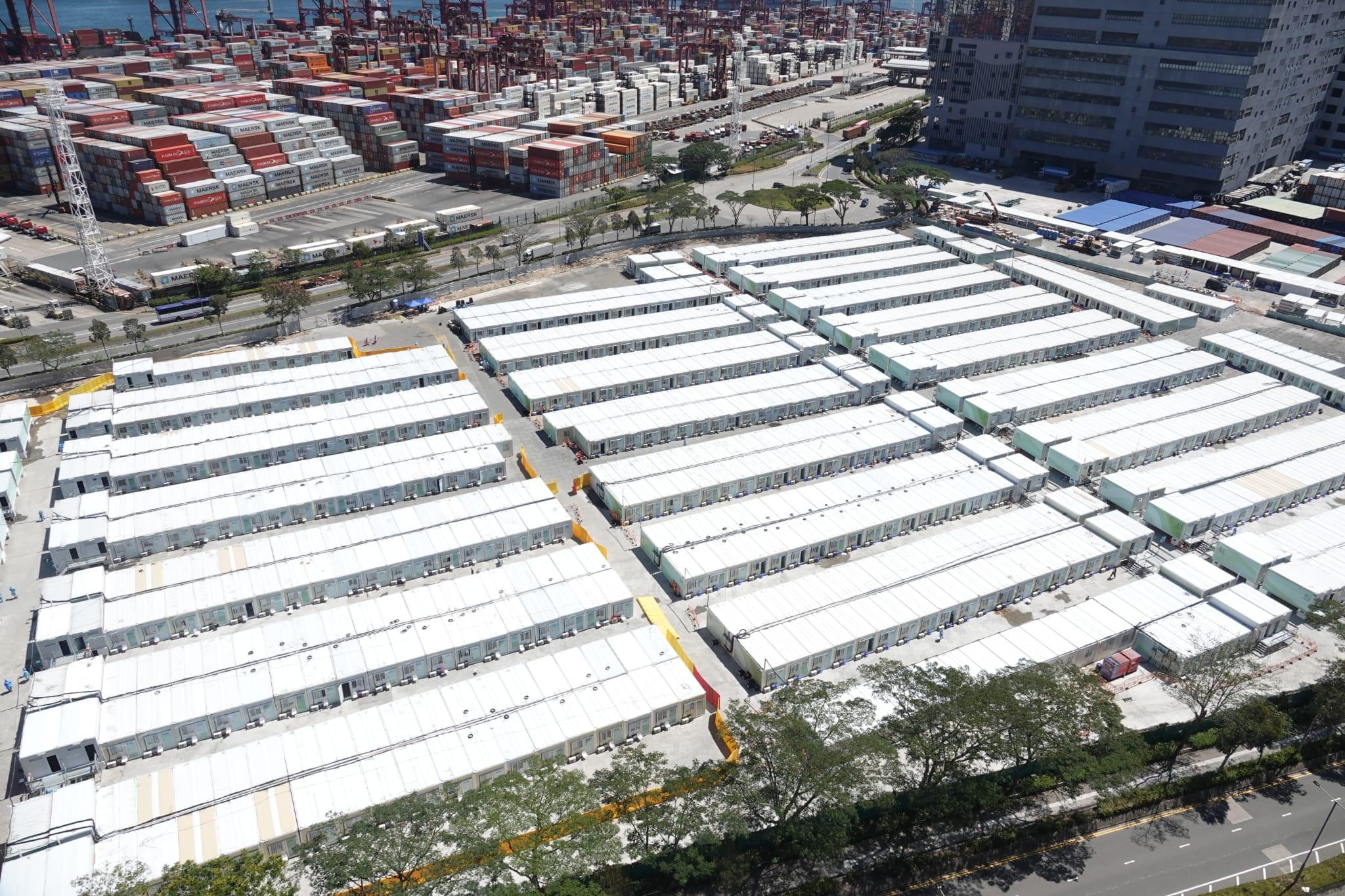 俗稱「方艙醫院」的青衣社區隔離設施房間使用率達八成。(陳奕釗攝)