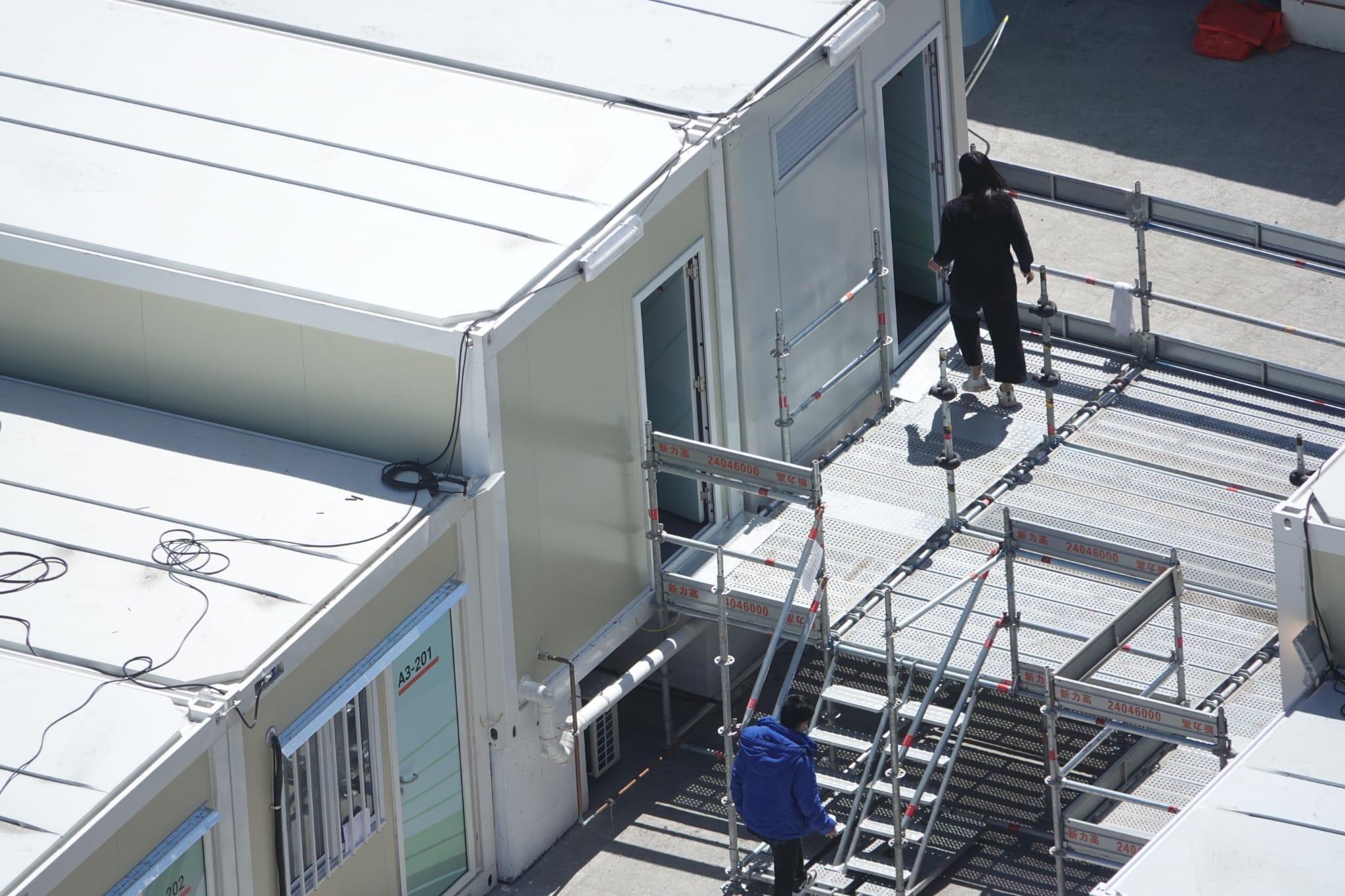 俗稱「方艙醫院」的青衣社區隔離設施房間使用率達八成。(陳奕釗攝)