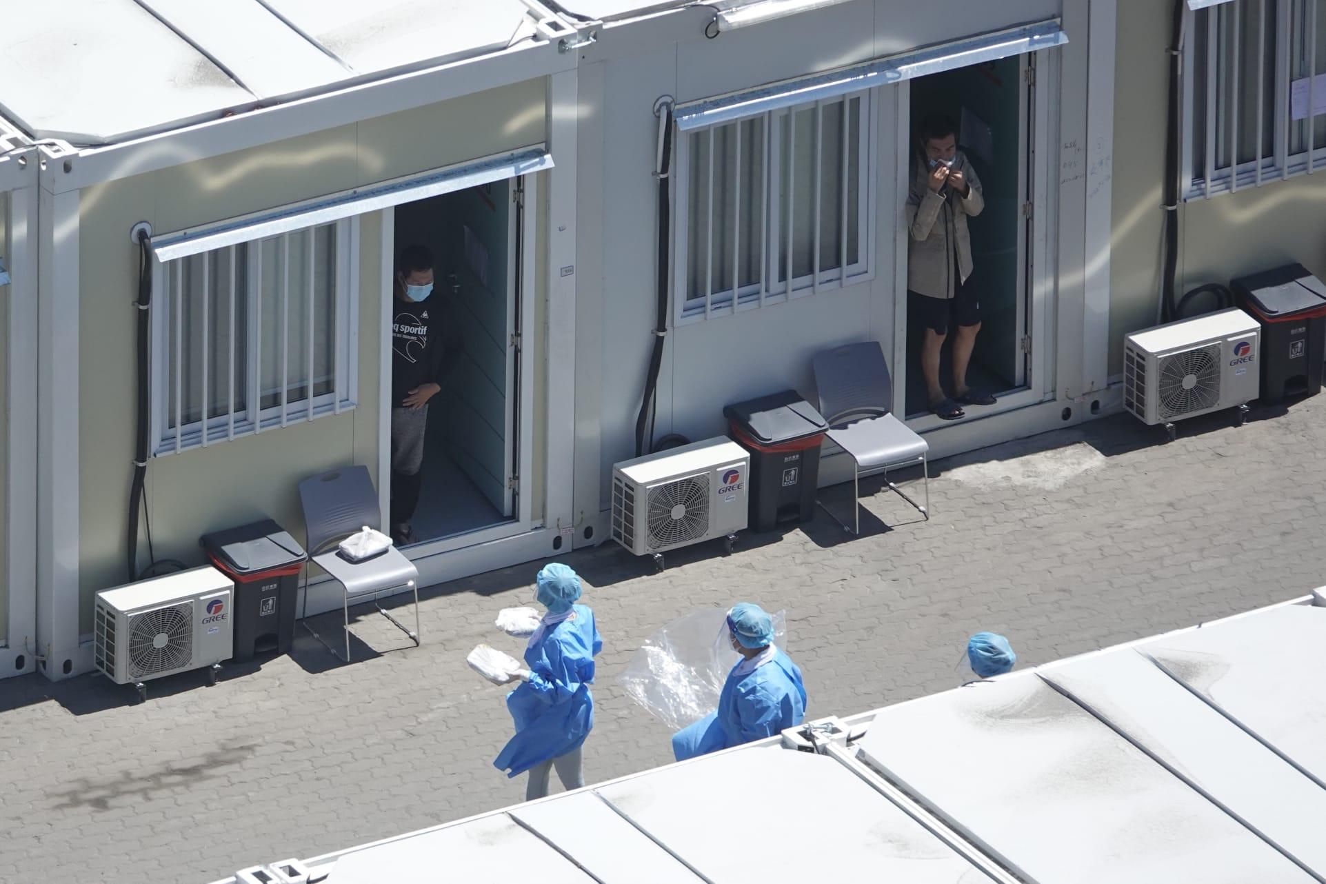 俗稱「方艙醫院」的青衣社區隔離設施房間使用率達八成。(陳奕釗攝)