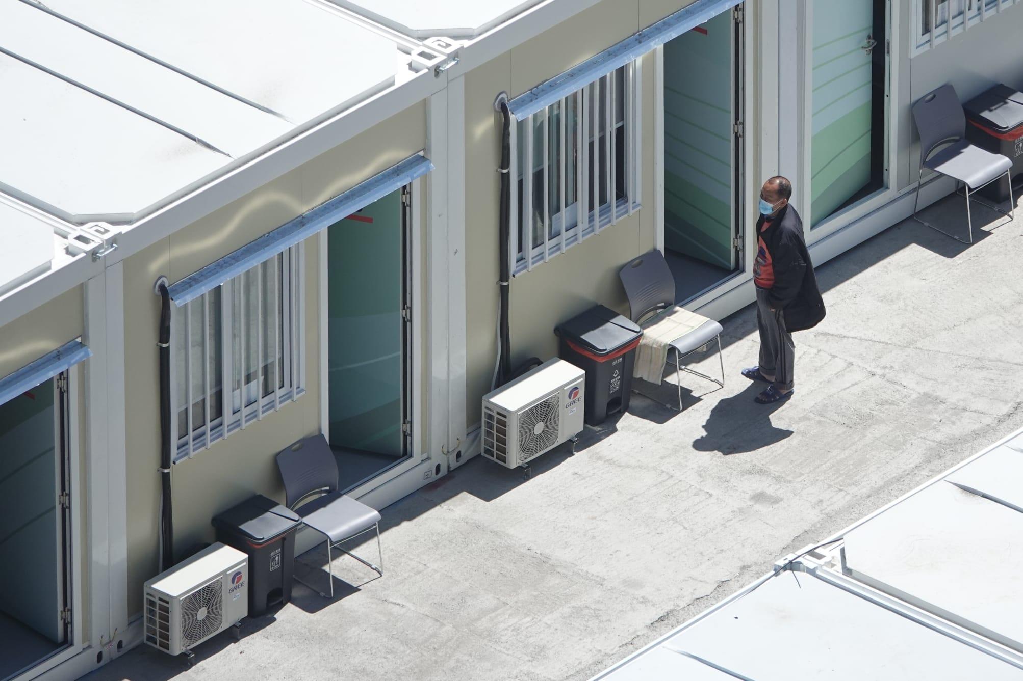 俗稱「方艙醫院」的青衣社區隔離設施房間使用率達八成。(陳奕釗攝)