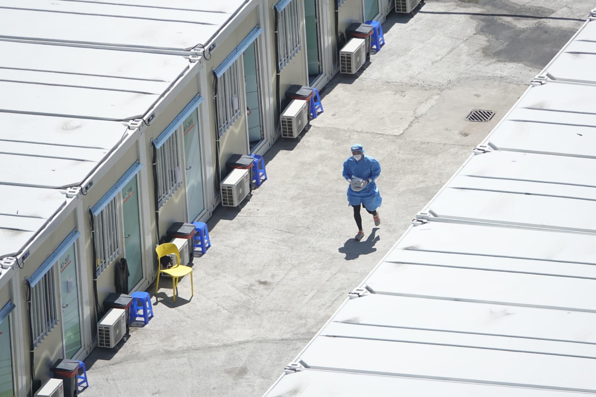 俗稱「方艙醫院」的青衣社區隔離設施房間使用率達八成。(陳奕釗攝)