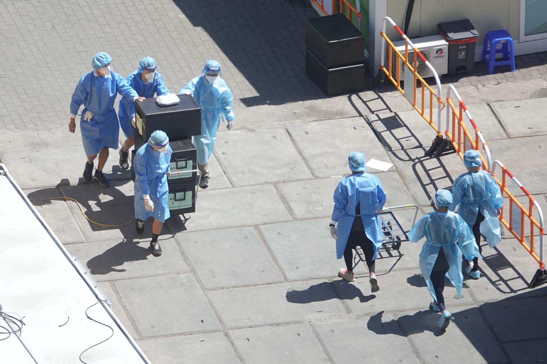 俗稱「方艙醫院」的青衣社區隔離設施房間使用率達八成。(陳奕釗攝)