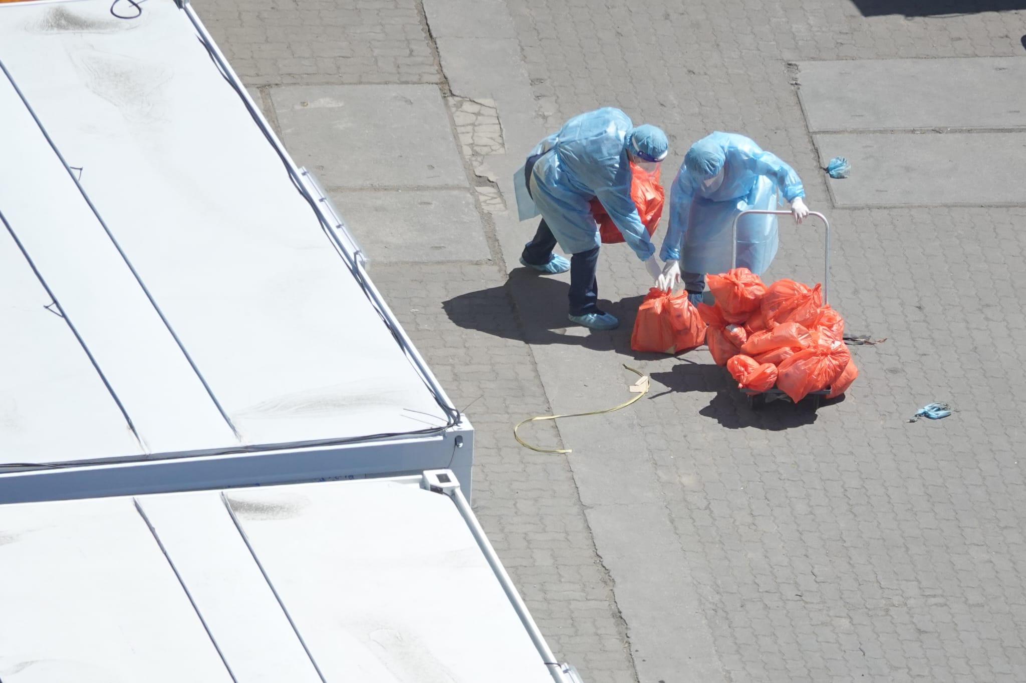 俗稱「方艙醫院」的青衣社區隔離設施房間使用率達八成。(陳奕釗攝)