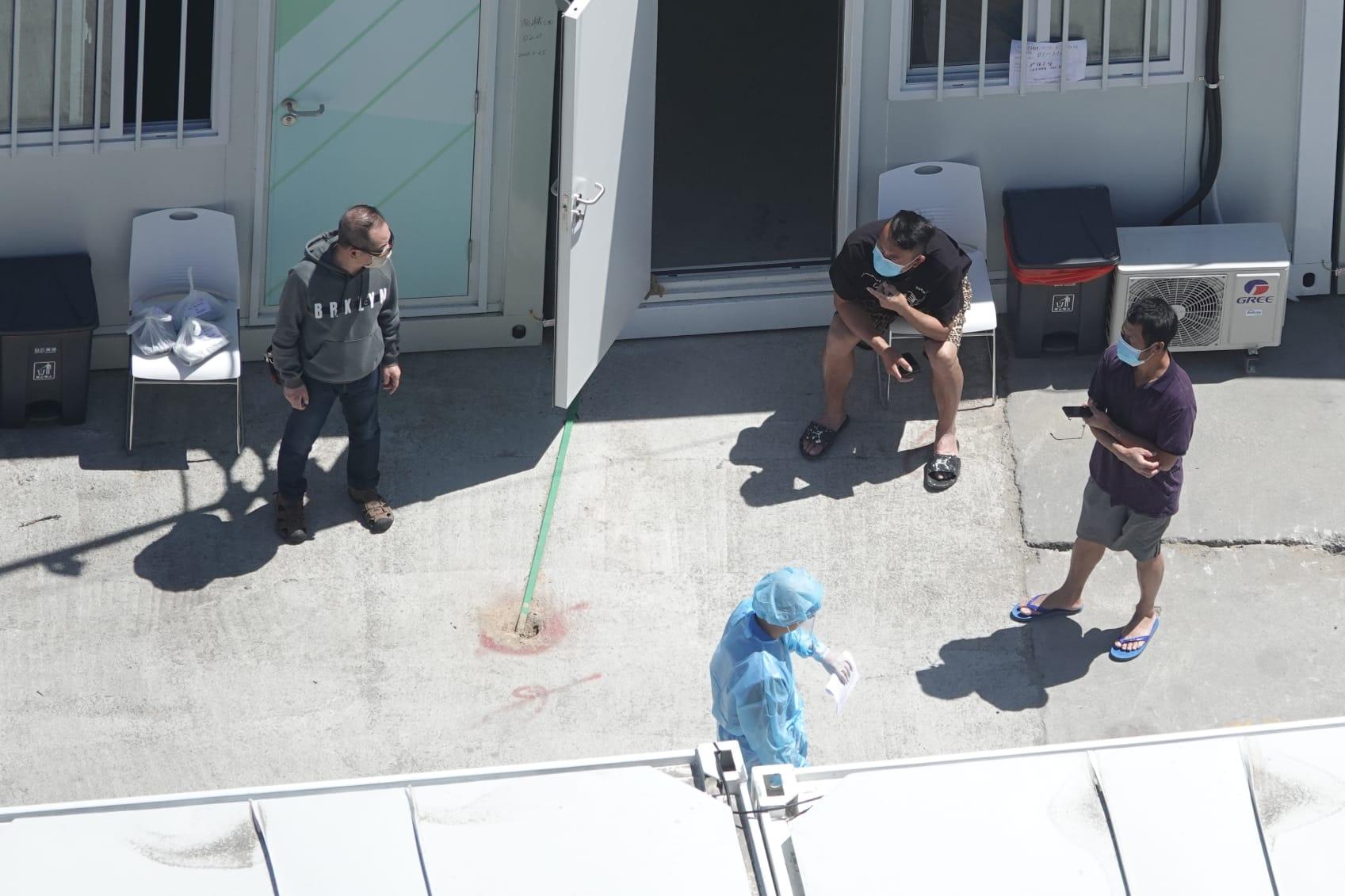 俗稱「方艙醫院」的青衣社區隔離設施房間使用率達八成。(陳奕釗攝)