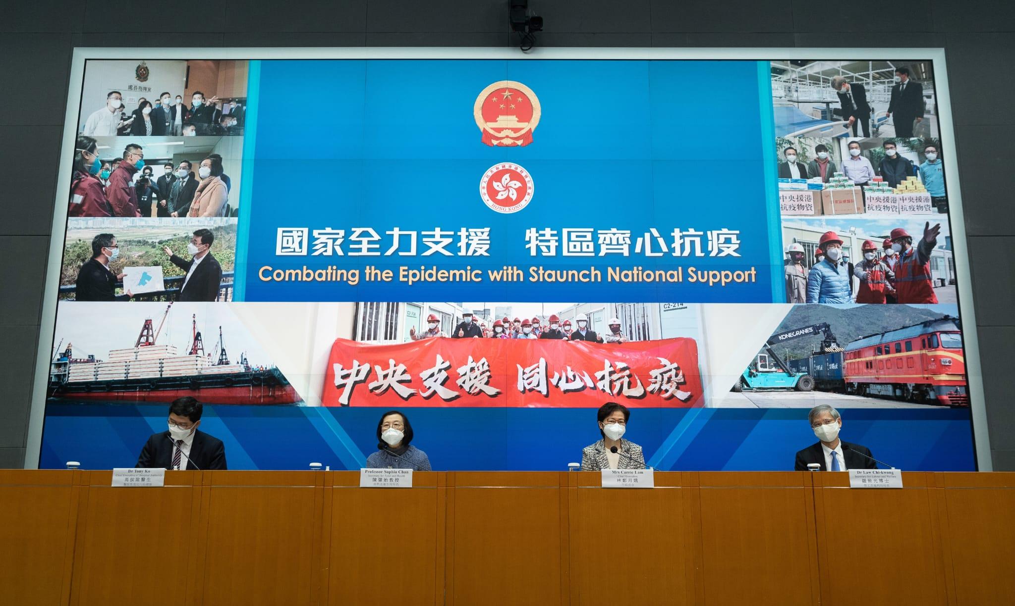 醫管局行政總裁高拔陞、食物及衛生局長陳肇始、特首林鄭月娥及勞工及福利局長羅致光(左起)。