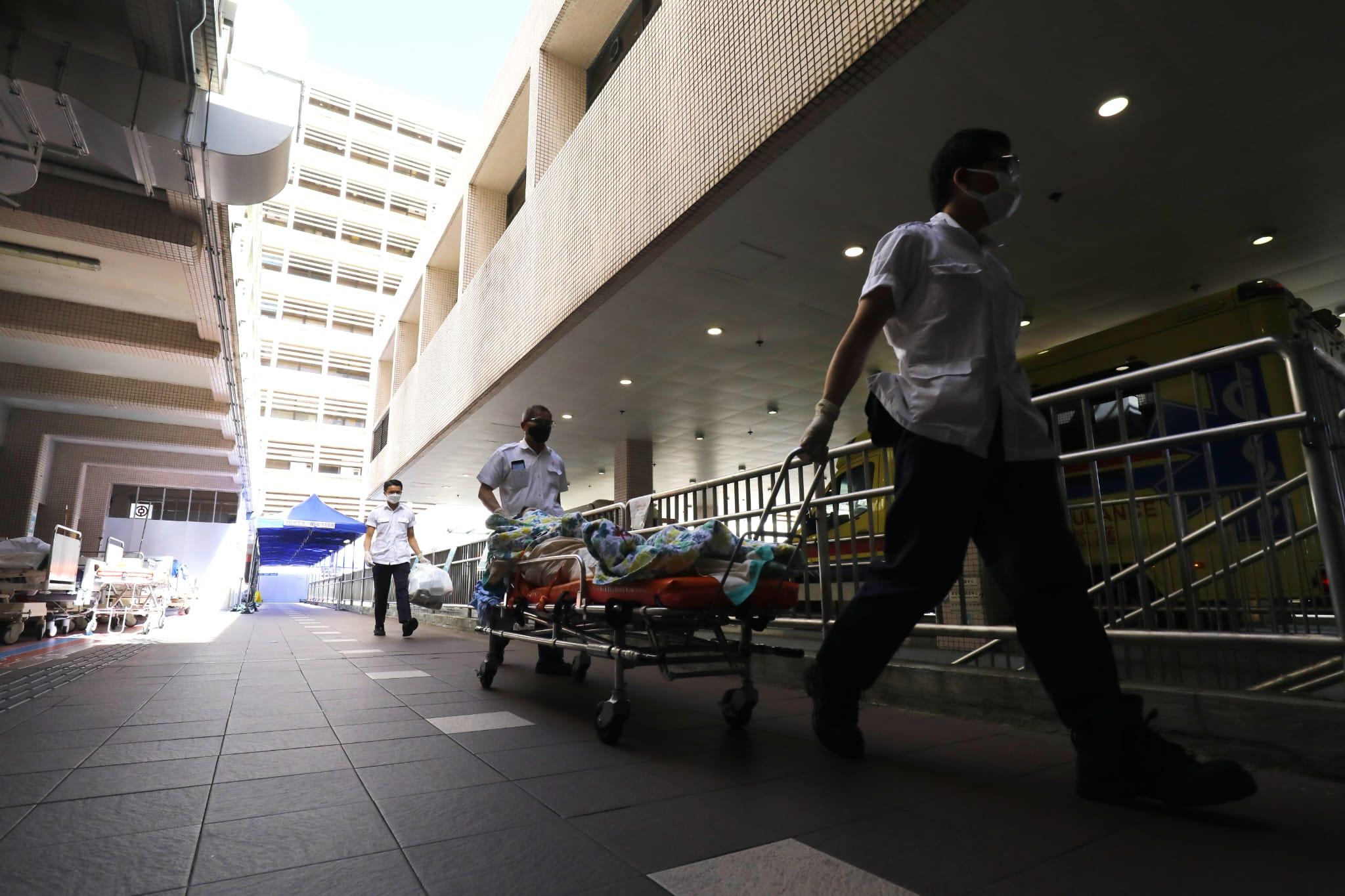 伊利沙伯醫院的病人陸續轉送其他醫院。(林俊源攝)