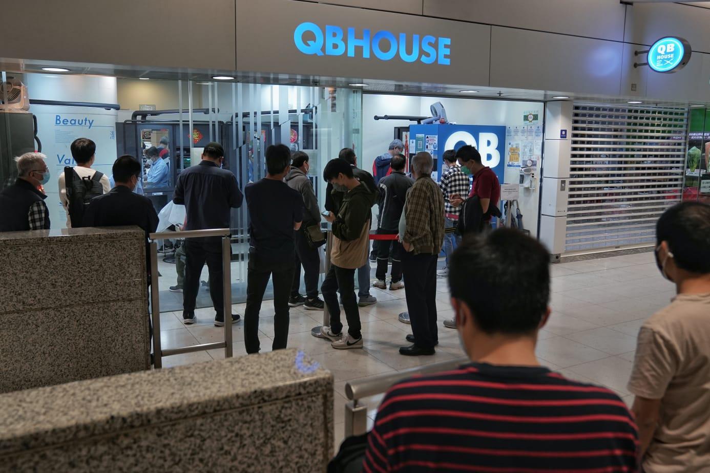 髮型屋及理髮店今日重開,顧客須掃描「安心出行」及出示針卡。(夏家朗攝)