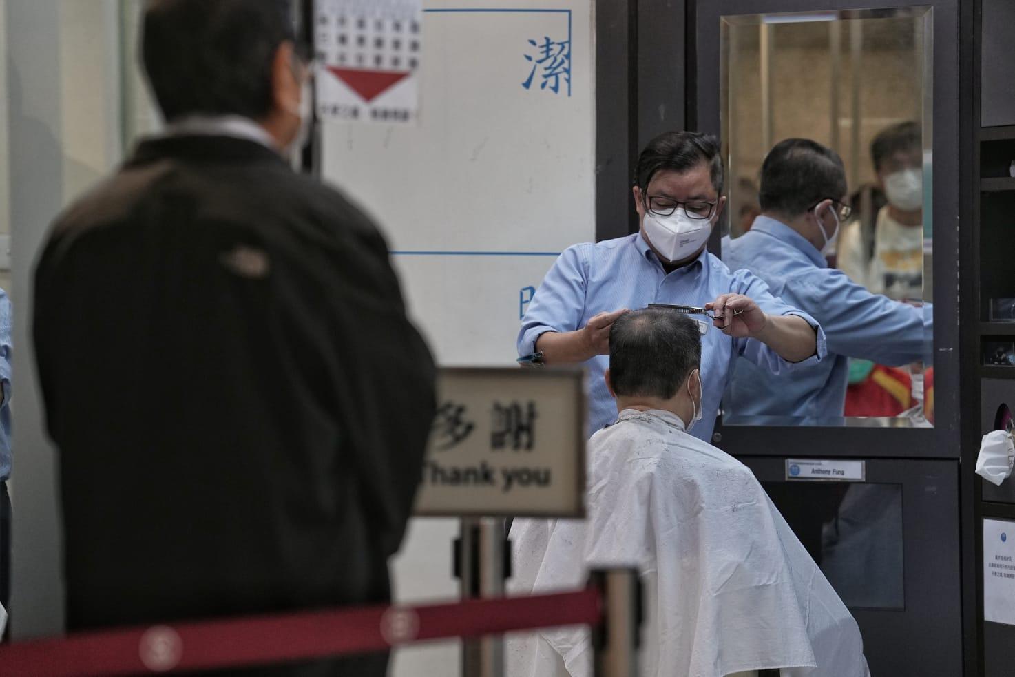 髮型屋及理髮店今日重開,顧客須掃描「安心出行」及出示針卡。(夏家朗攝)