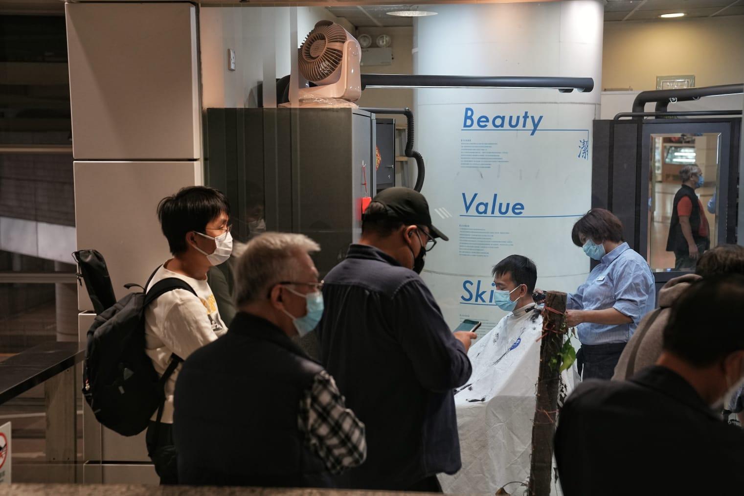 髮型屋及理髮店今日重開,顧客須掃描「安心出行」及出示針卡。(夏家朗攝)