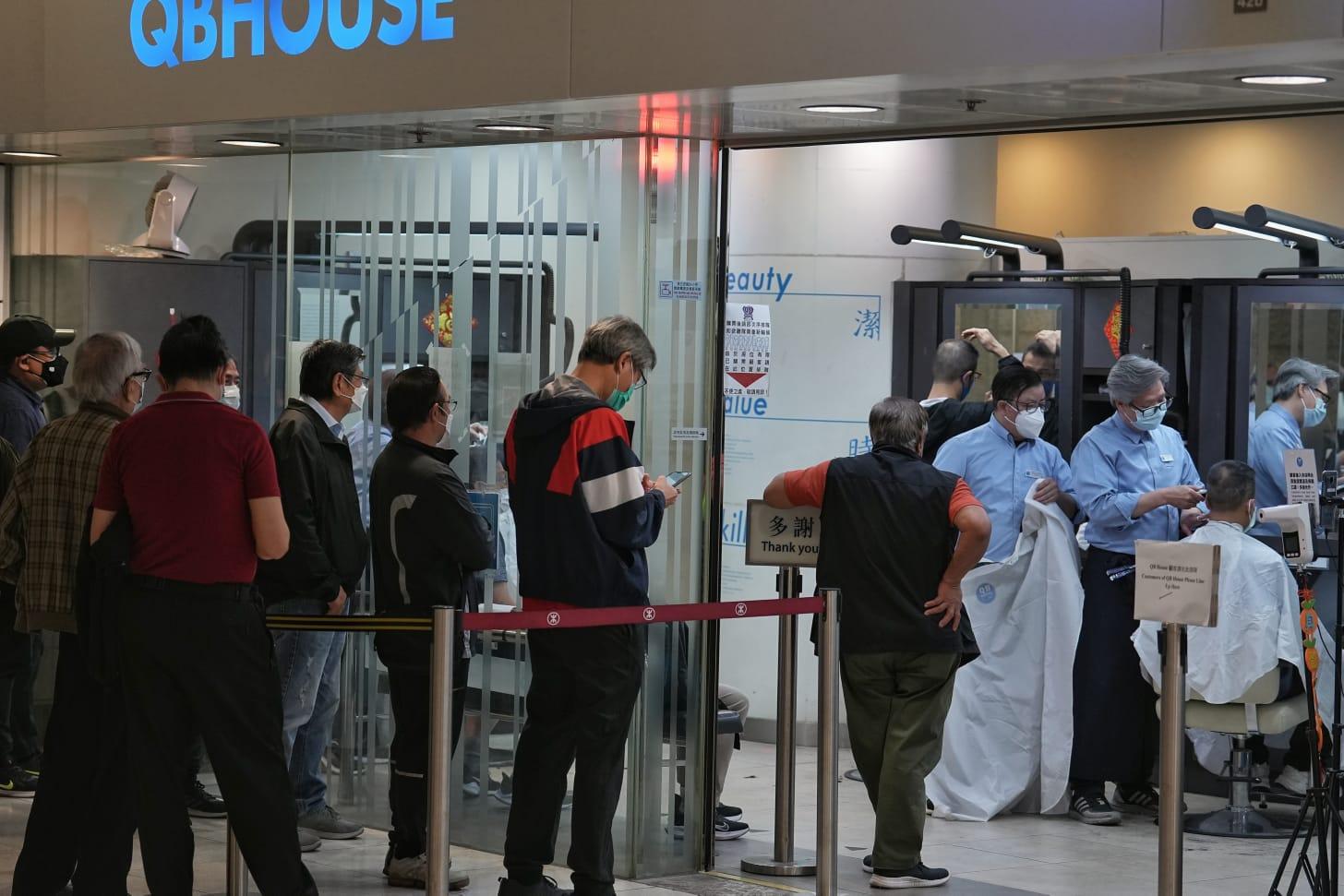 髮型屋及理髮店今日重開,顧客須掃描「安心出行」及出示針卡。(夏家朗攝)