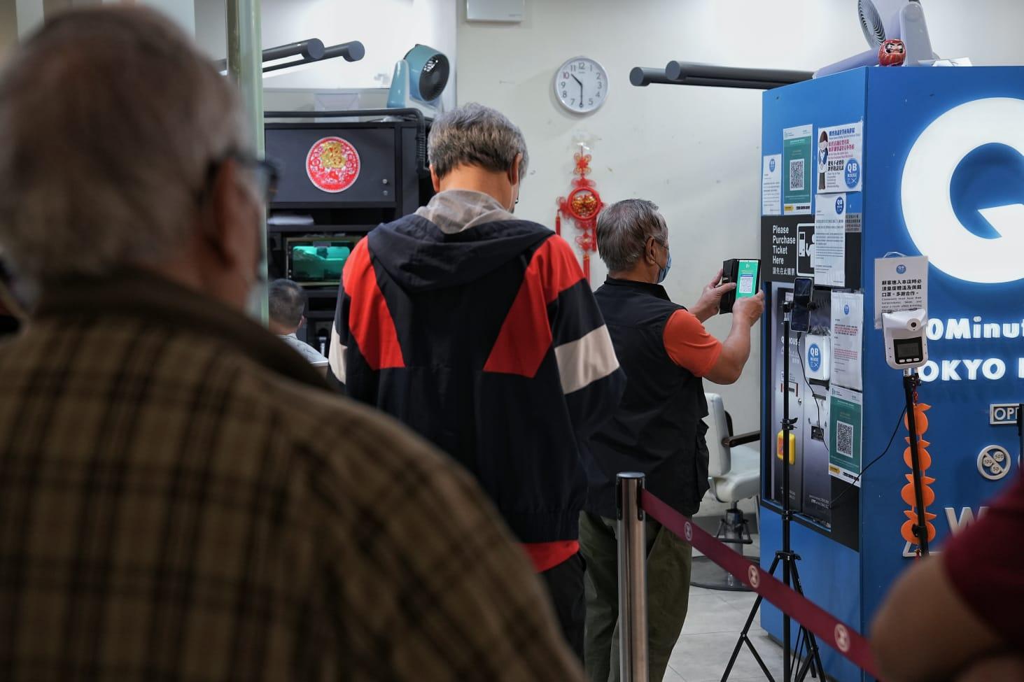 髮型屋及理髮店今日重開,顧客須掃描「安心出行」及出示針卡。(夏家朗攝)