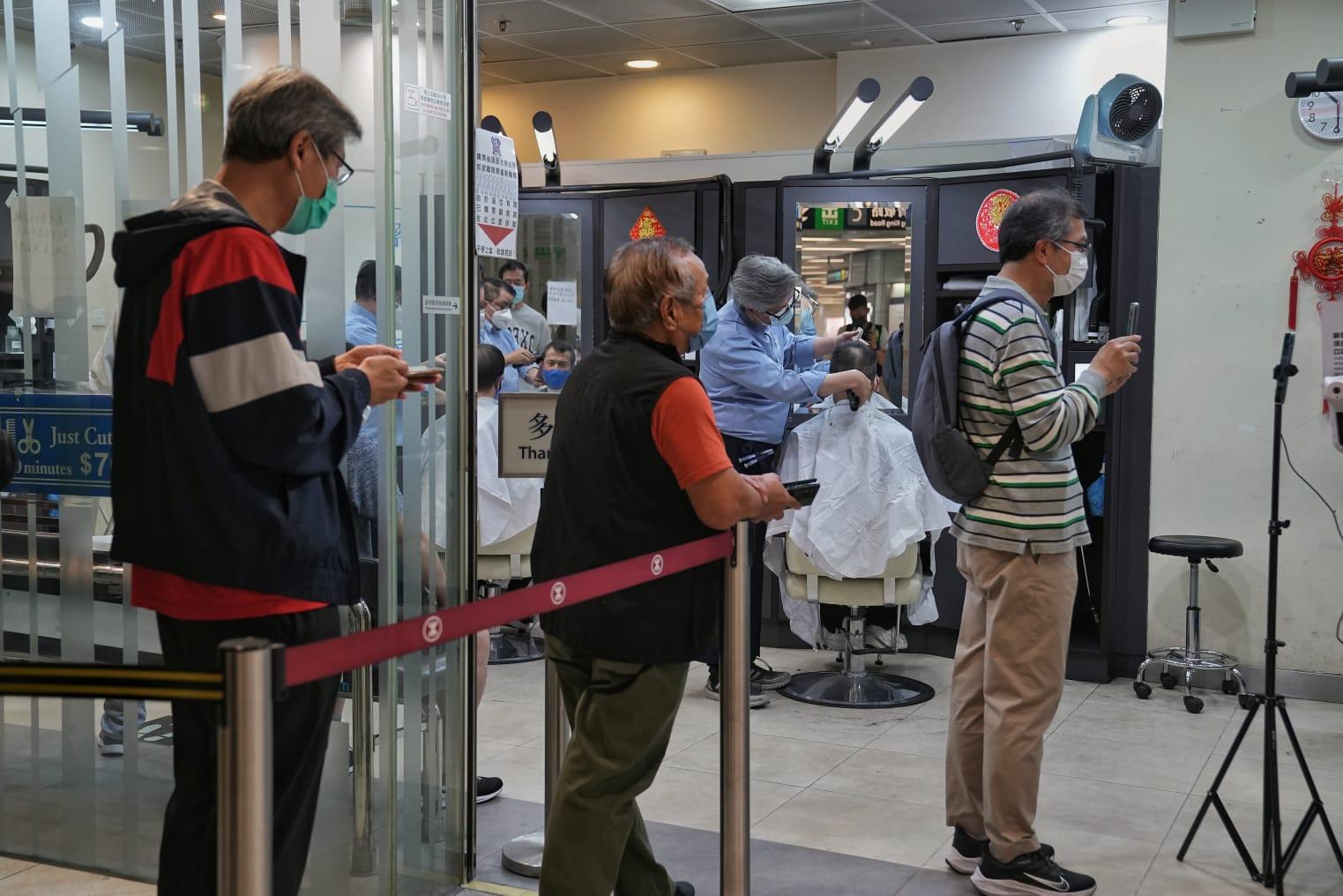 髮型屋及理髮店今日重開,顧客須掃描「安心出行」及出示針卡。(夏家朗攝)
