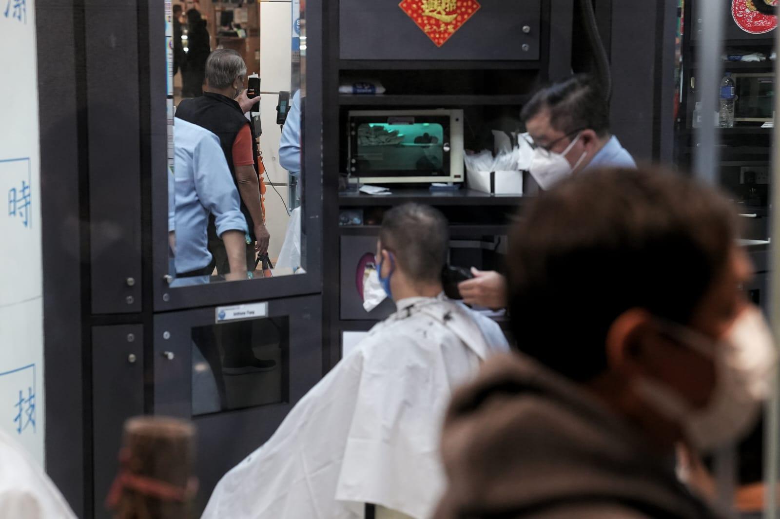 髮型屋及理髮店今日重開,顧客須掃描「安心出行」及出示針卡。(夏家朗攝)