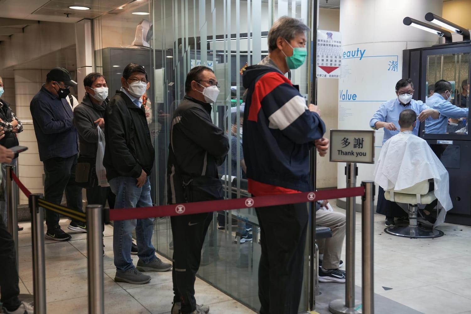 髮型屋及理髮店今日重開,顧客須掃描「安心出行」及出示針卡。(夏家朗攝)