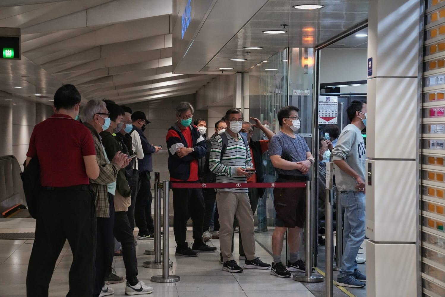 髮型屋及理髮店今日重開,顧客須掃描「安心出行」及出示針卡。(夏家朗攝)