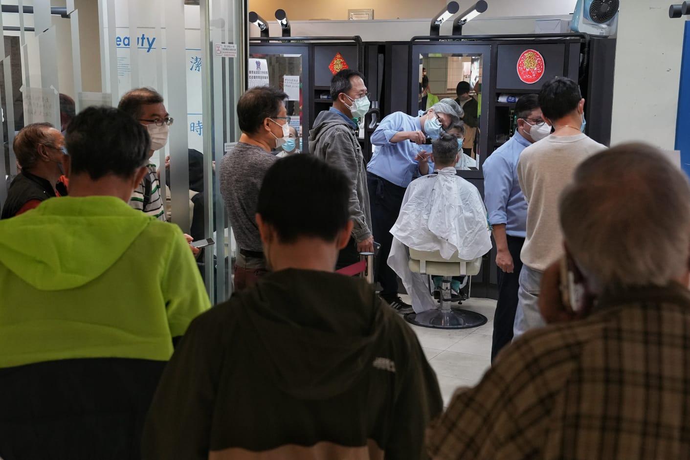 髮型屋及理髮店今日重開,顧客須掃描「安心出行」及出示針卡。(夏家朗攝)