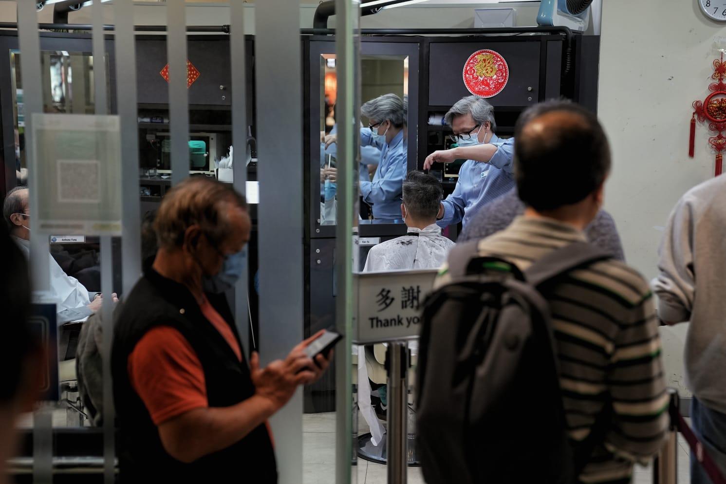 髮型屋及理髮店今日重開,顧客須掃描「安心出行」及出示針卡。(夏家朗攝)