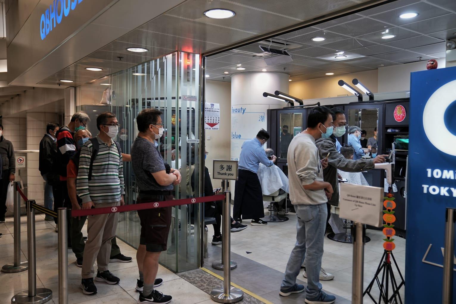 髮型屋及理髮店今日重開,顧客須掃描「安心出行」及出示針卡。(夏家朗攝)