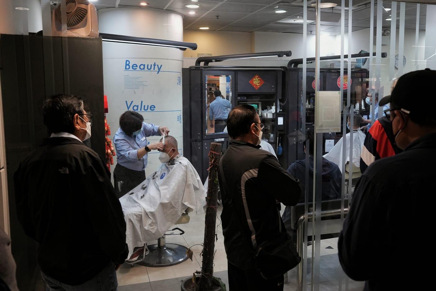 髮型屋及理髮店今日重開,顧客須掃描「安心出行」及出示針卡。(夏家朗攝)